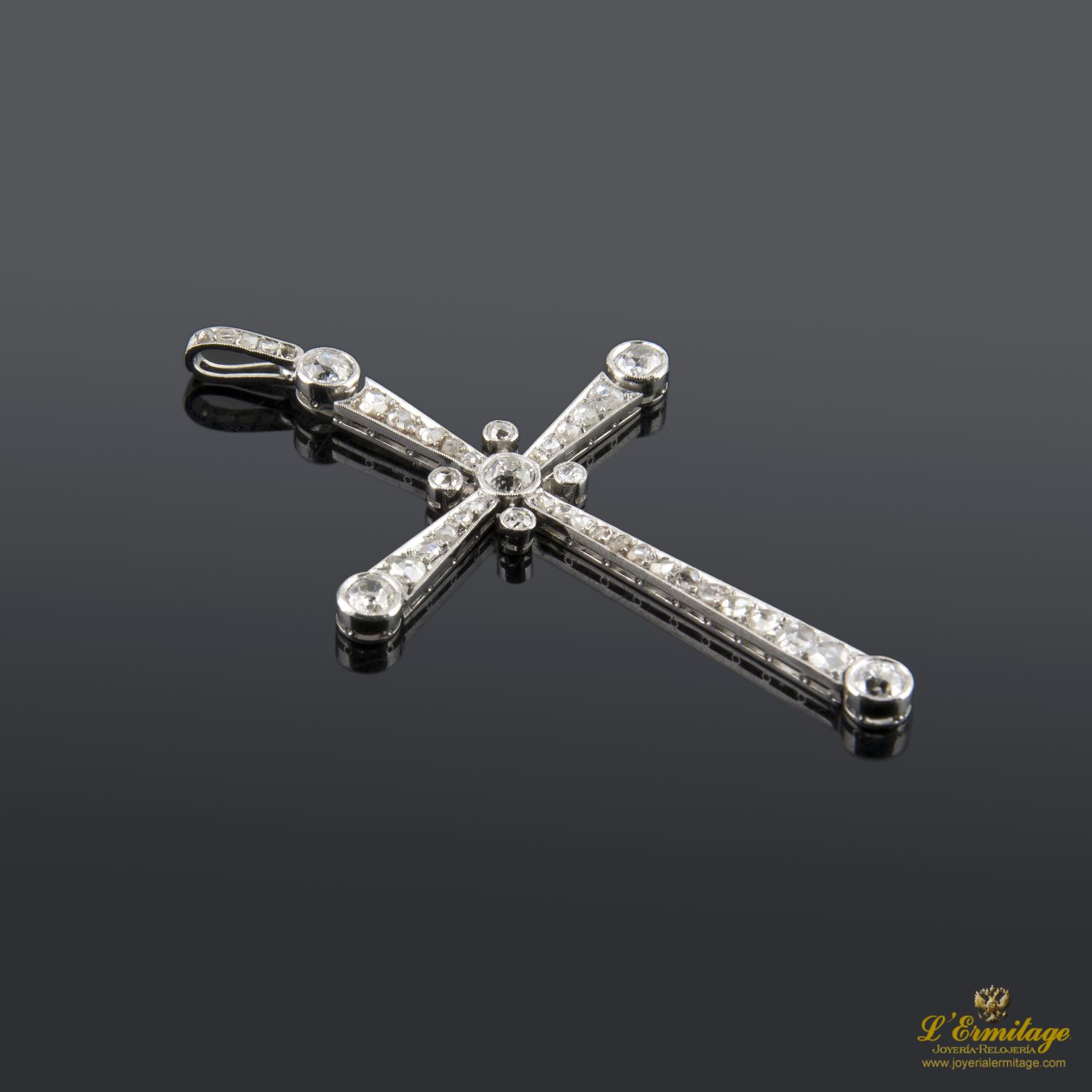 Cruz oro blanco y diamantes.