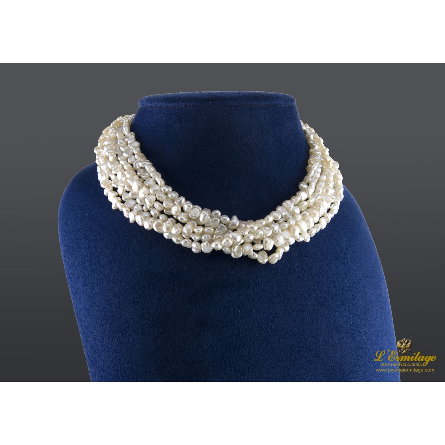 Collar de perlas de río con cierre en oro amarillo, rubíes y zafiros