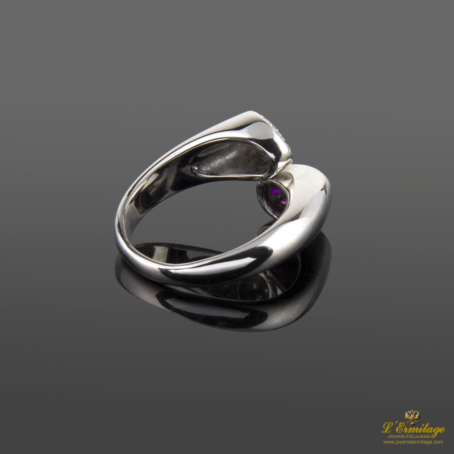 Sortija oro blanco diamantes y rubíes