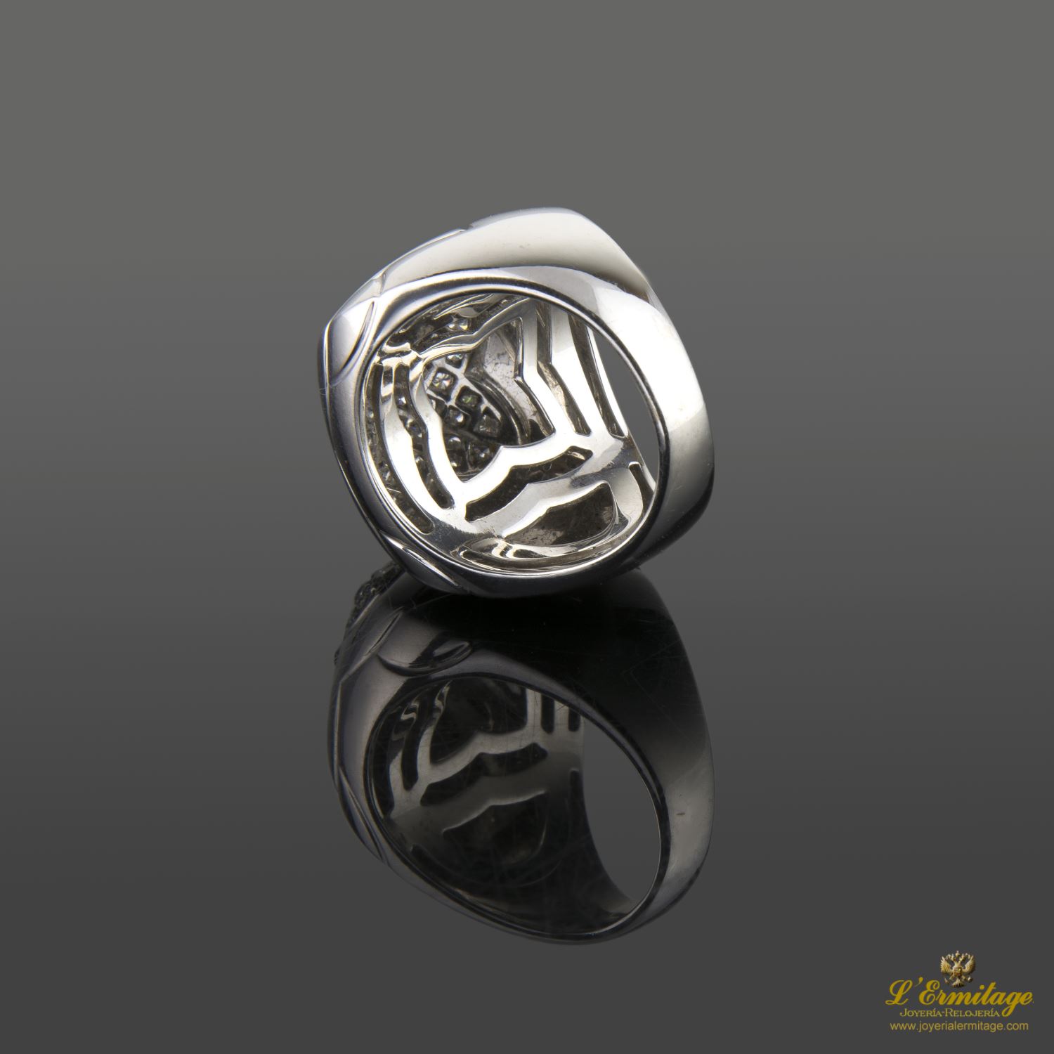 Sortija oro blanco y diamantes.