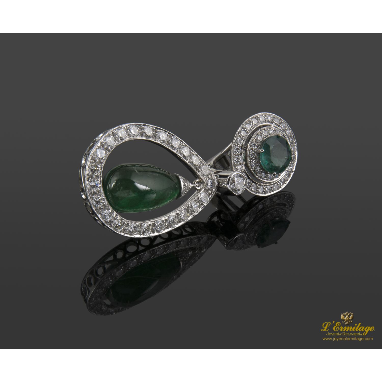 Pendientes colgantes oro blanco diamantes y esmeraldas.