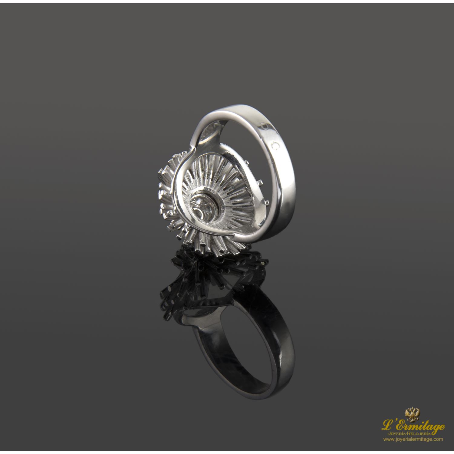 Sortija oro blanco y diamantes.