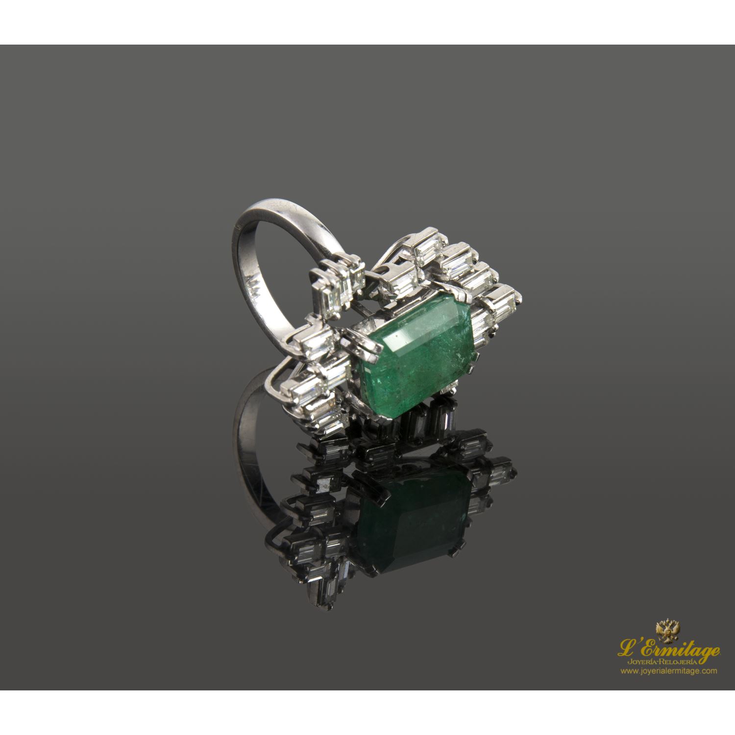 Sortija oro blanco esmeralda y diamantes