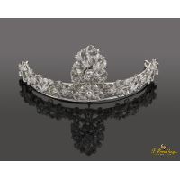 Diadema realizada en oro blanco con diamantes naturales.