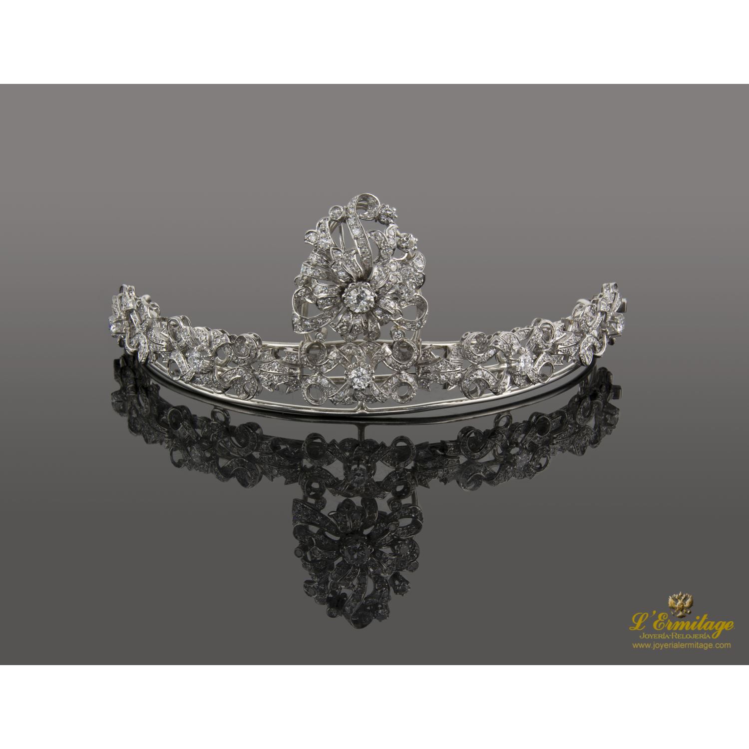 Diadema realizada en oro blanco con diamantes naturales.