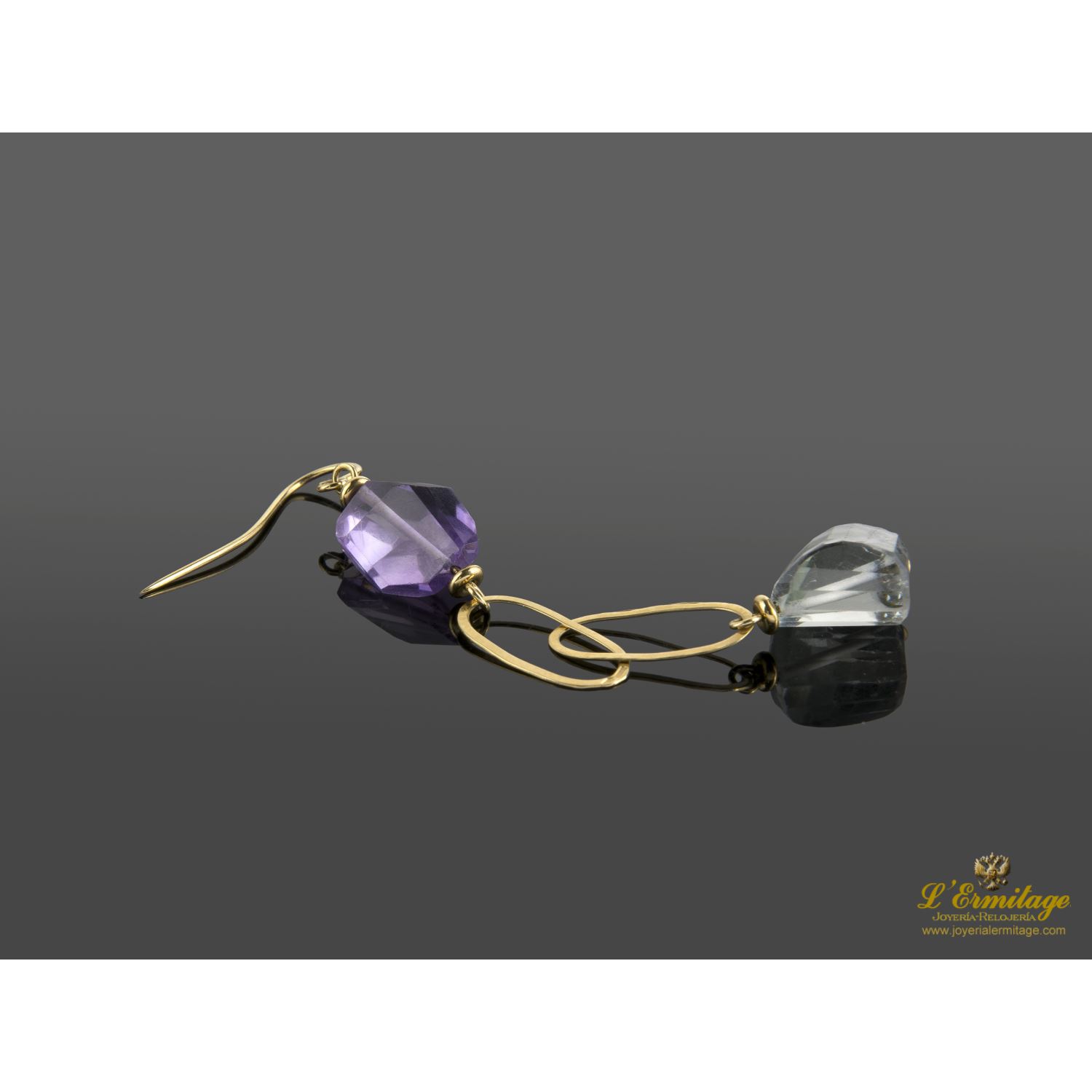 Pendientes colgantes oro amarillo y piedras semipreciosas.