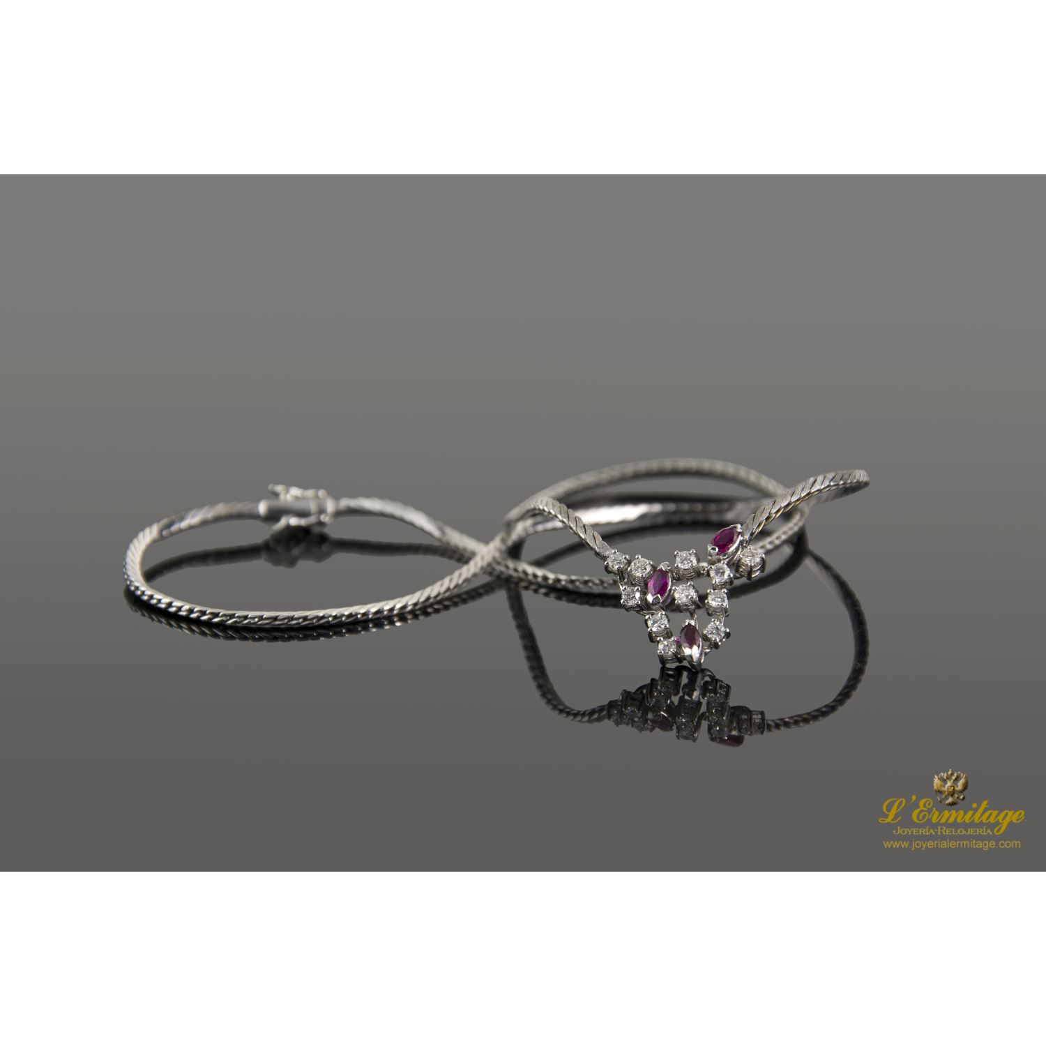 Gargantilla oro blanco rubíes y diamantes.