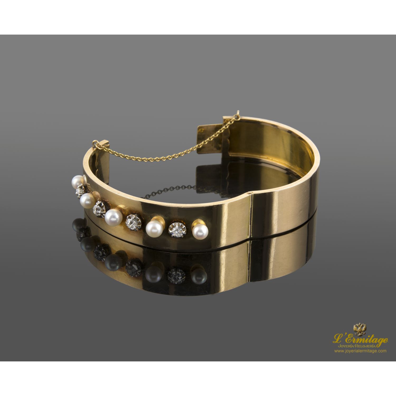 Pulsera antigua rígida oro amarillo perlas y diamantes.