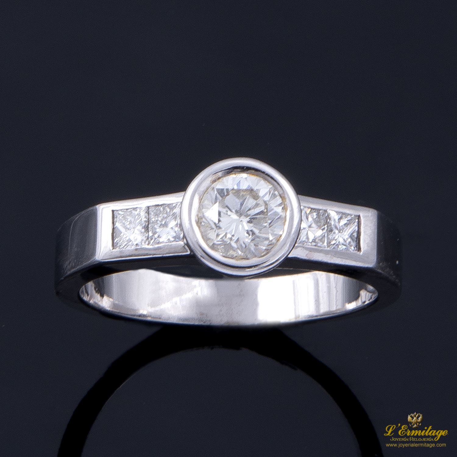 Sortija oro blanco y diamantes color b, pureza vs1 y peso 0,57 cts.