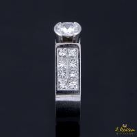 Sortija oro blanco y diamantes color g, pureza si1 y peso 0,50 cts.