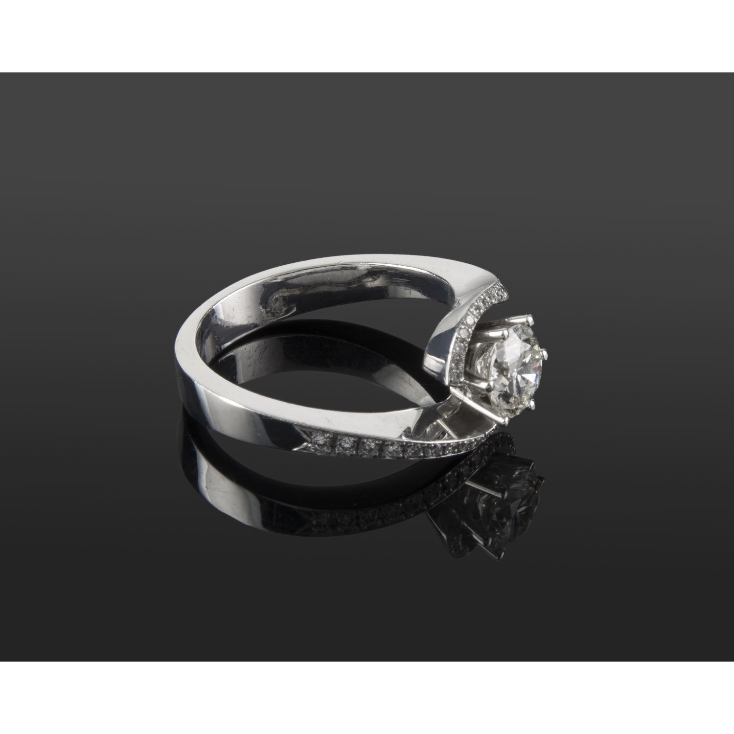 Sortija oro blanco y diamantes color j, pureza vs1 y peso 1,04 cts.