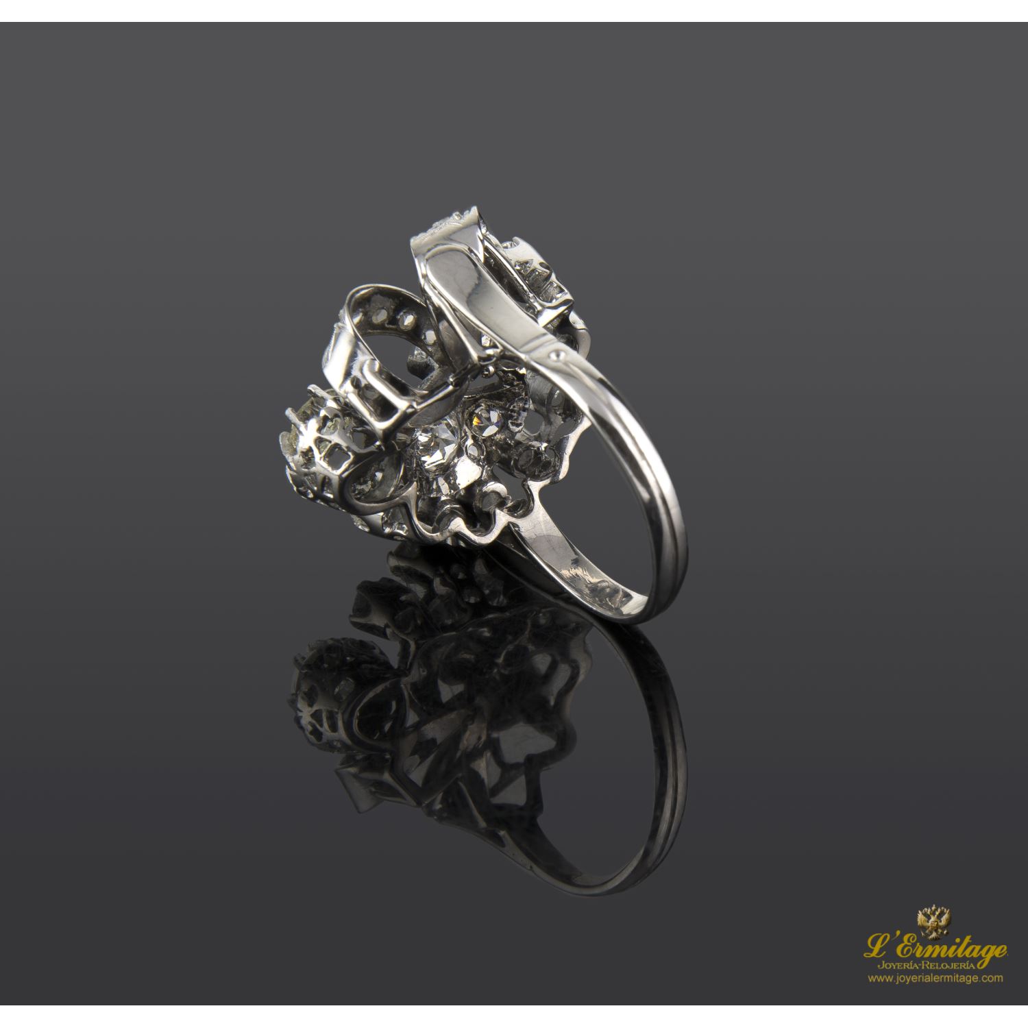 Sortija antigua oro blanco y diamantes naturales