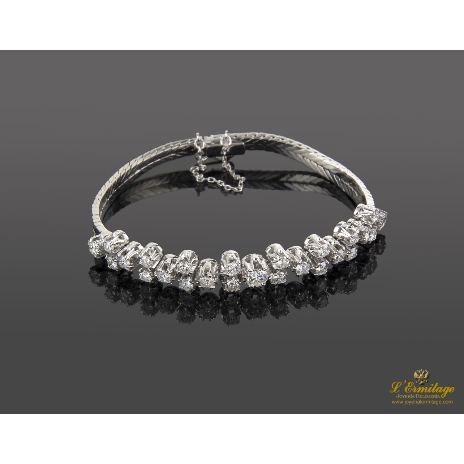 Pulsera semirrígida oro blanco y diamantes.