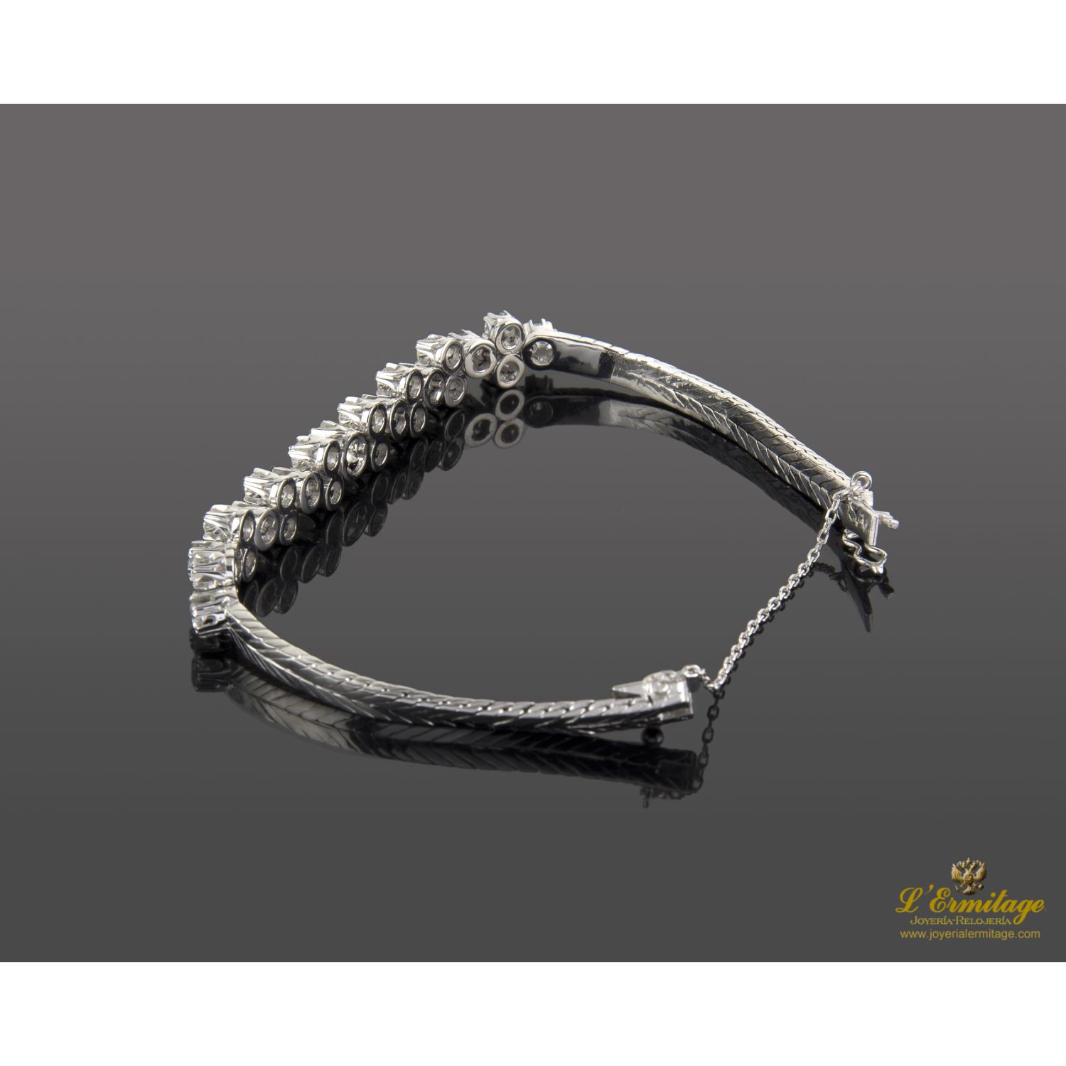 Pulsera semirrígida oro blanco y diamantes.