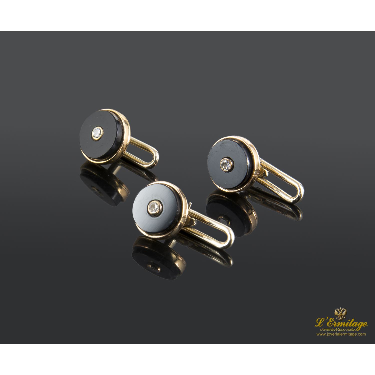 Botonadura oro amarillo ónix y diamantes.