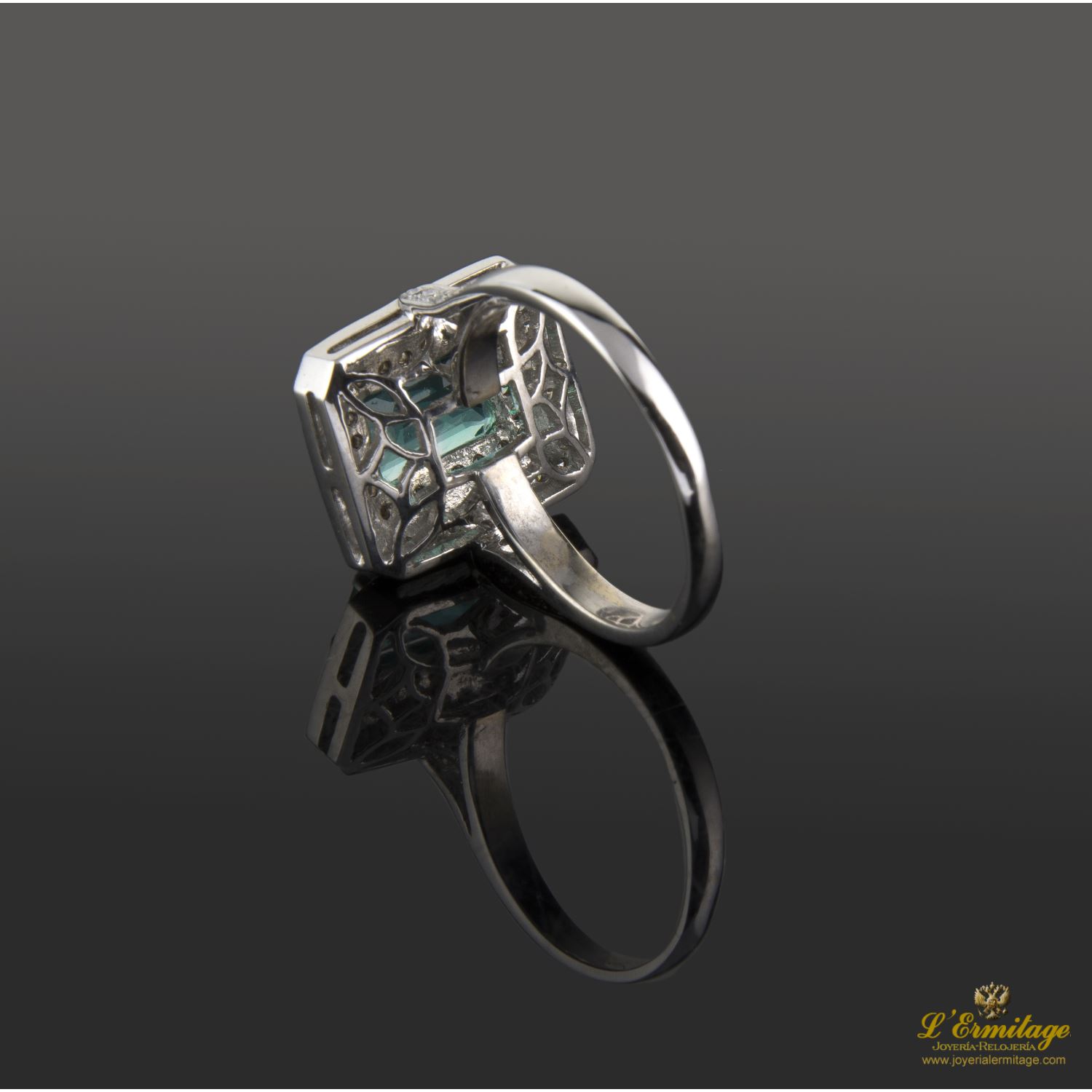 Sortija oro blanco esmeralda y diamantes