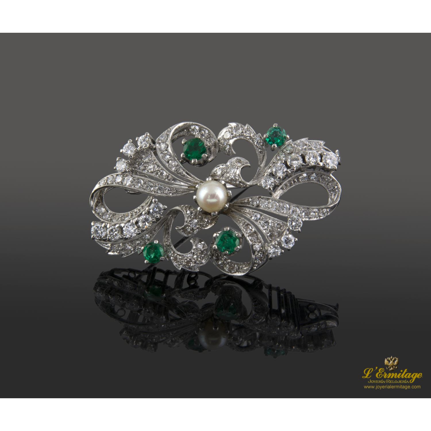 Broche-alfiler oro blanco perla, esmeraldas y diamantes.