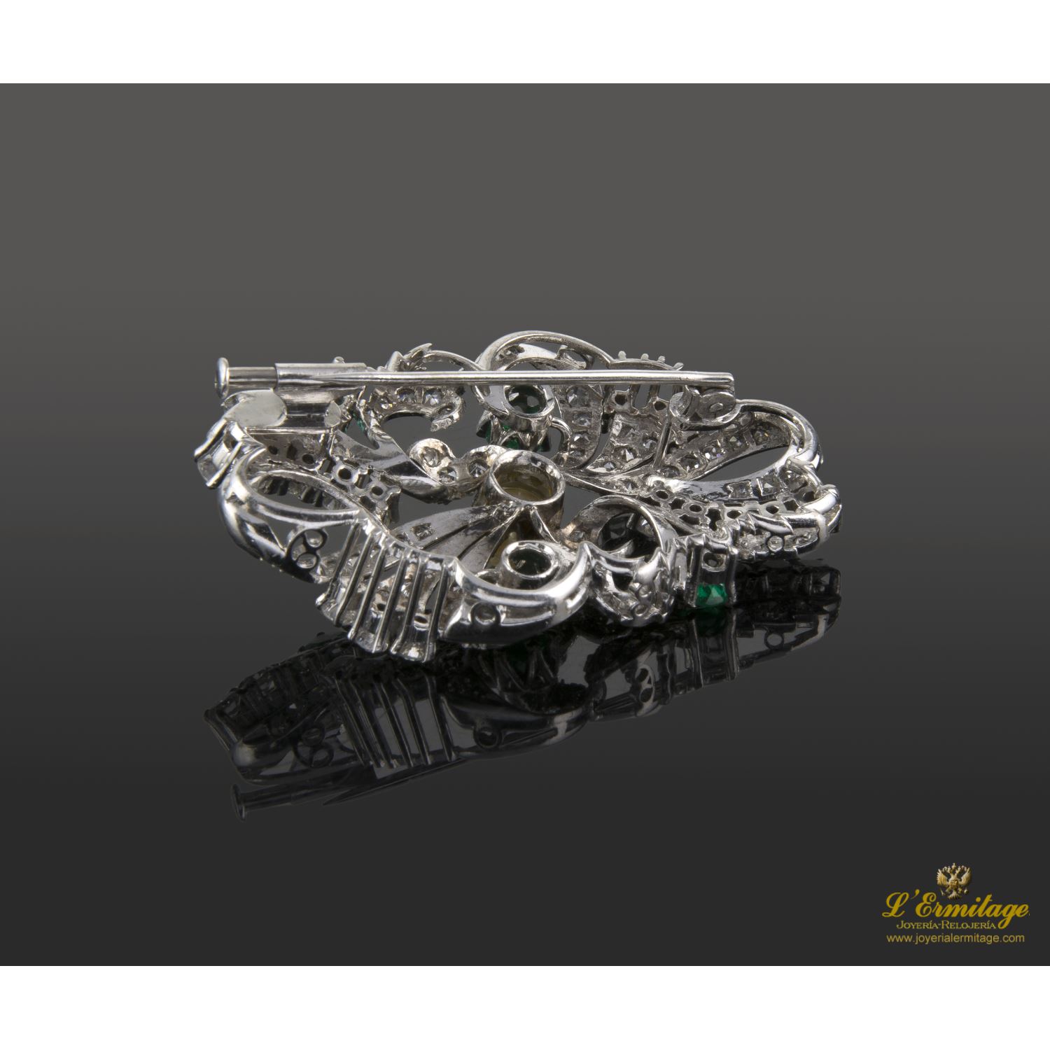 Broche-alfiler oro blanco perla, esmeraldas y diamantes.