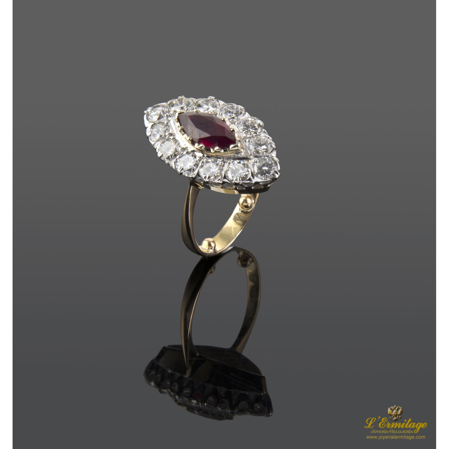 Sortija lanzadera oro blanco oro amarillo rubí y diamantes.