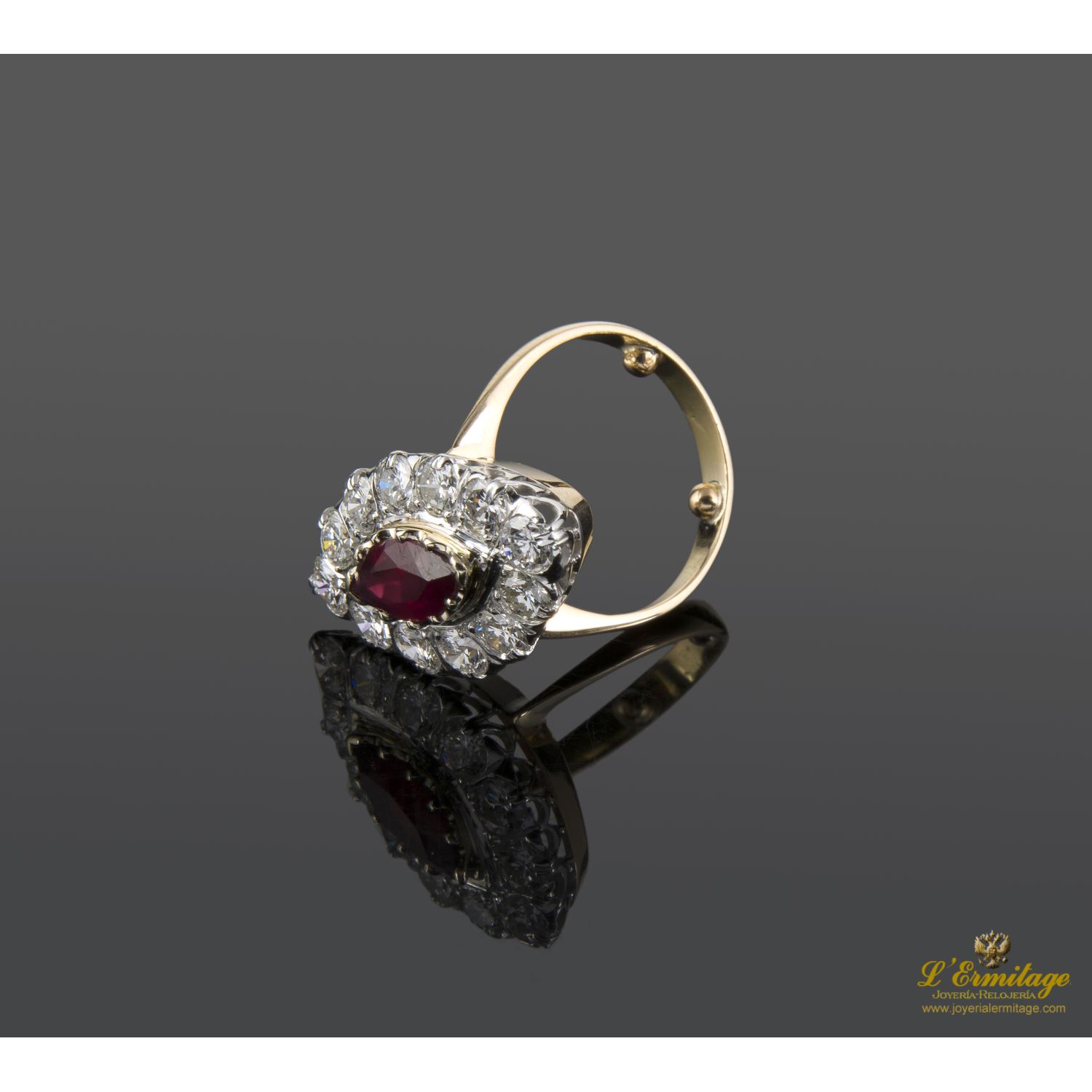 Sortija lanzadera oro blanco oro amarillo rubí y diamantes.