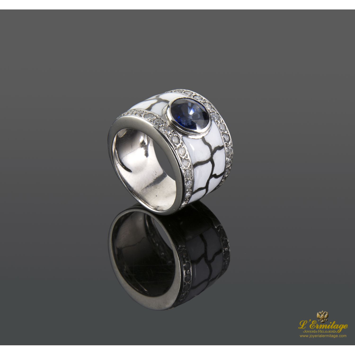 Sortija oro blanco esmalte  zafiro y diamantes.