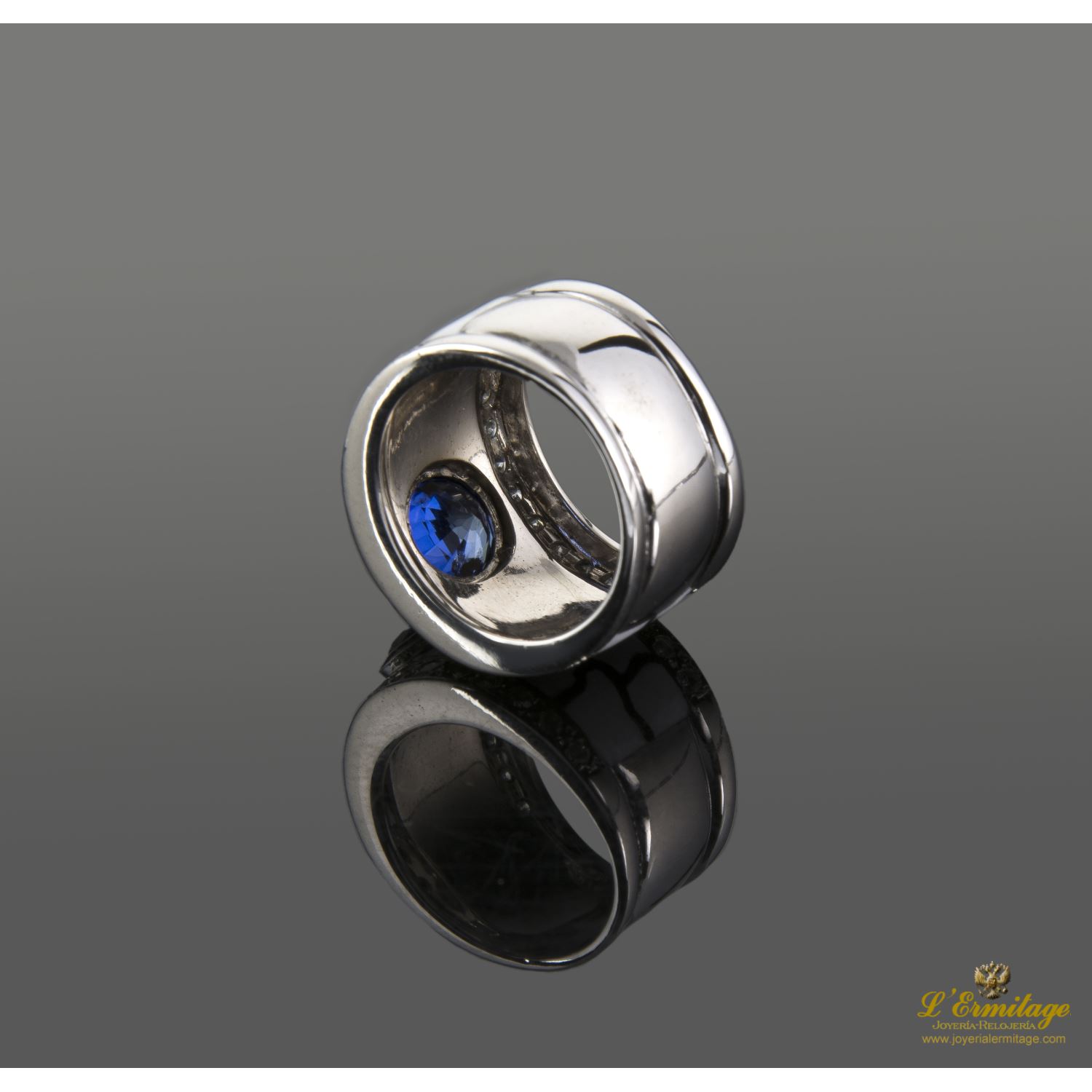 Sortija oro blanco esmalte  zafiro y diamantes.