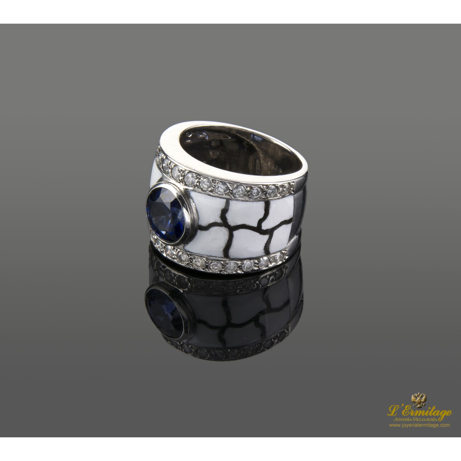 Sortija oro blanco esmalte  zafiro y diamantes.