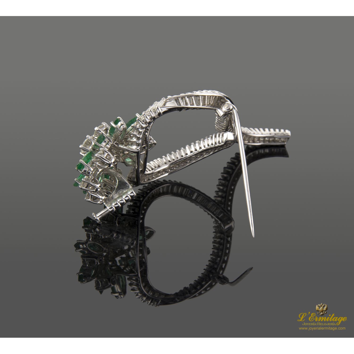 Broche-alfiler oro blanco esmeraldas y diamantes.