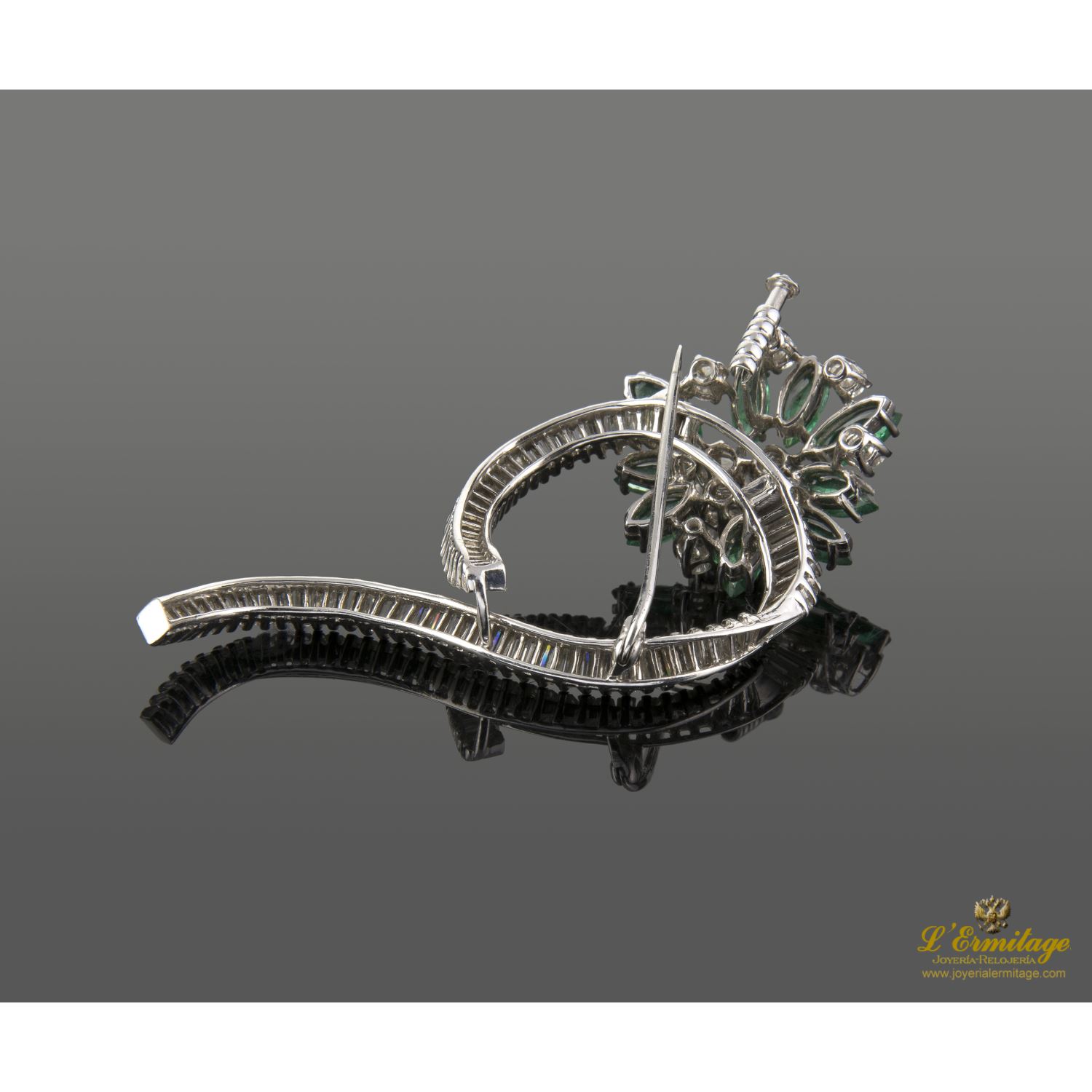 Broche-alfiler oro blanco esmeraldas y diamantes.