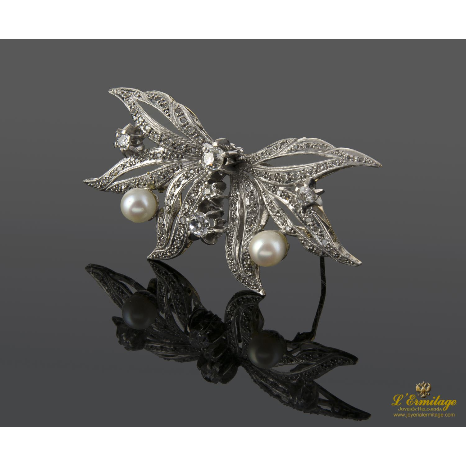 Broche-alfiler antiguo oro amarillo oro blanco perlas y diamantes.