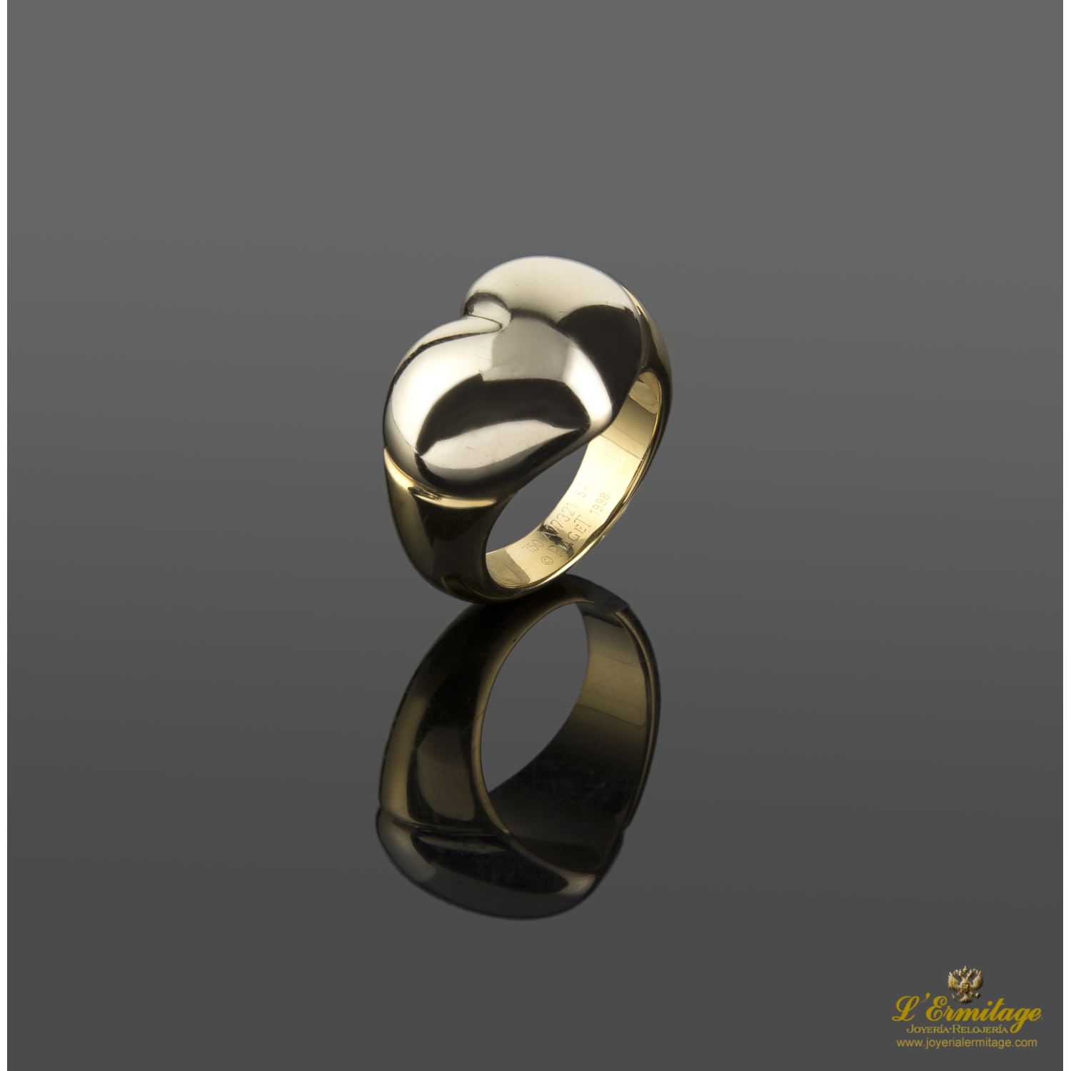 Sortija piaget en oro amarillo.