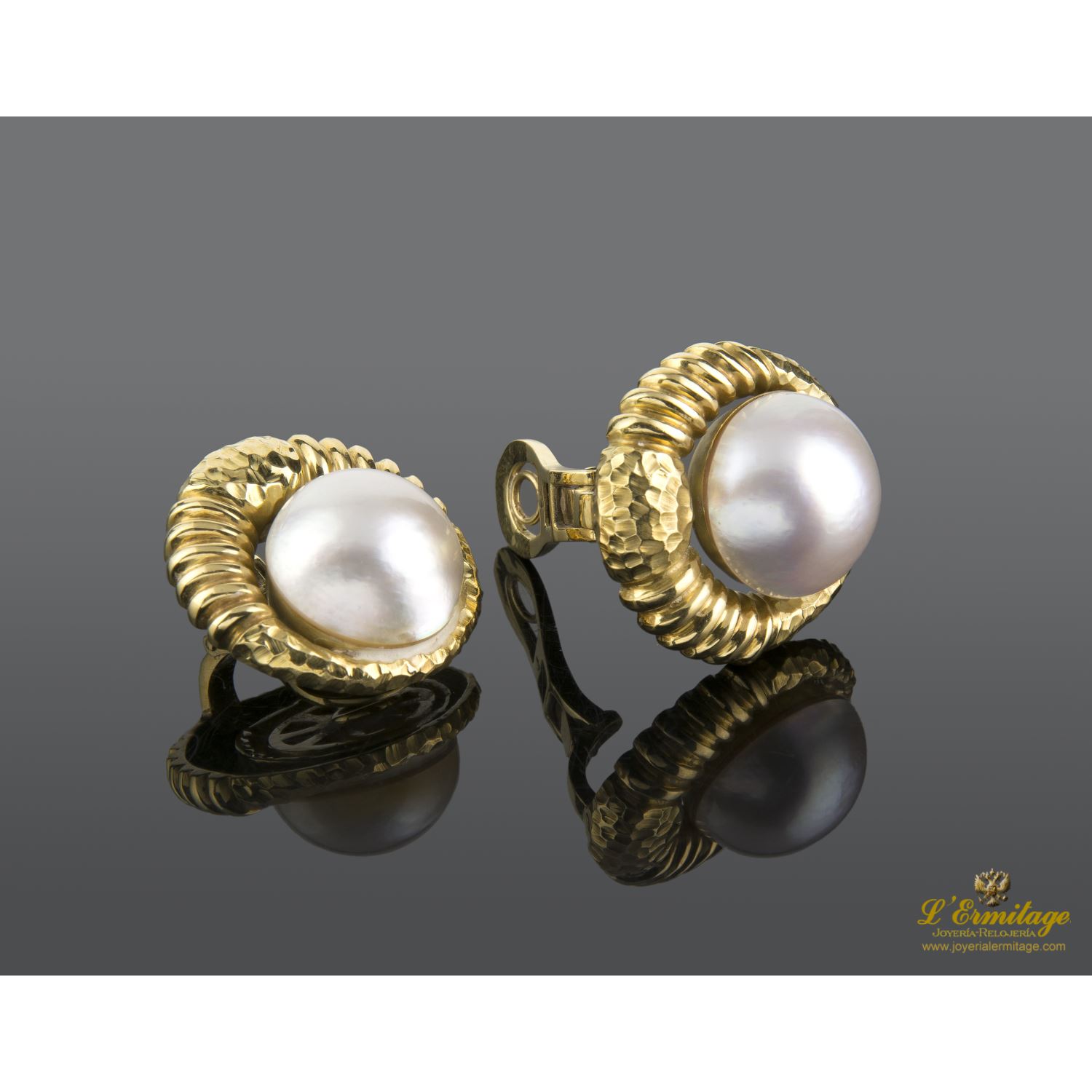 Pendientes en oro amarillo y perlas. Diseñados por luis gil.