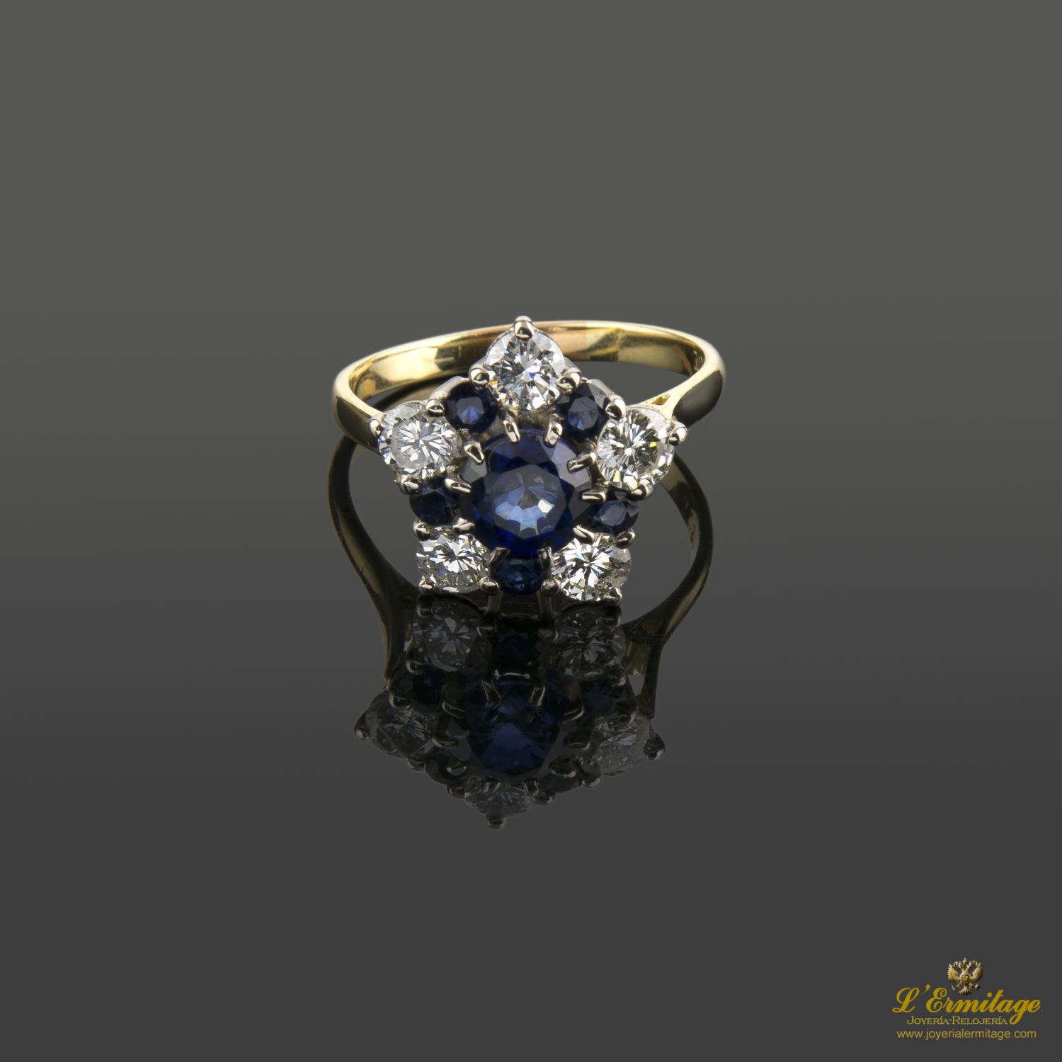 Sortija oro amarillo oro blanco zafiros y diamantes.