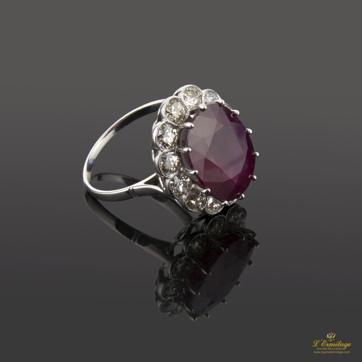 Sortija oro blanco rubí y diamantes.