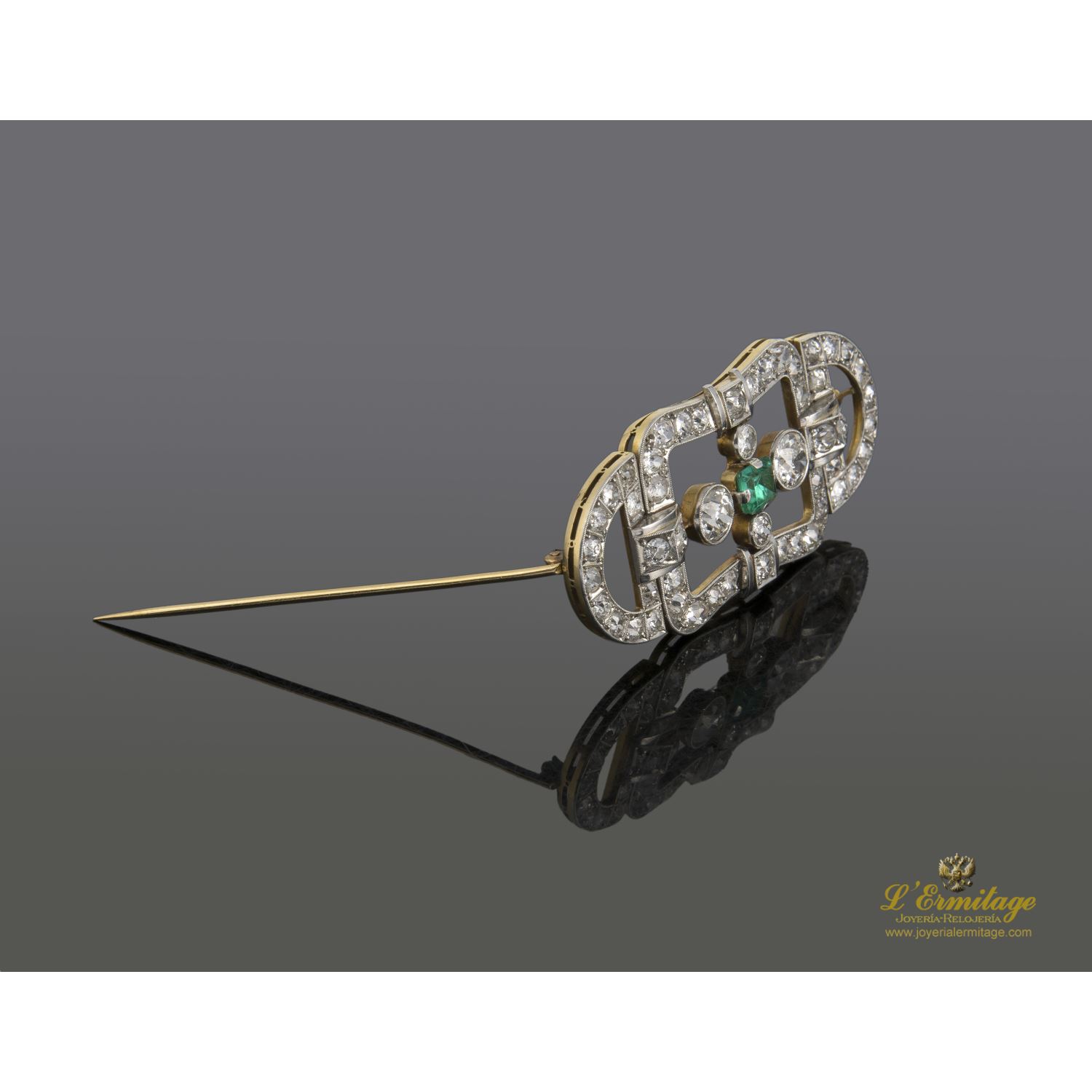 Broche-alfiler antiguo oro amarillo esmeralda y diamantes.