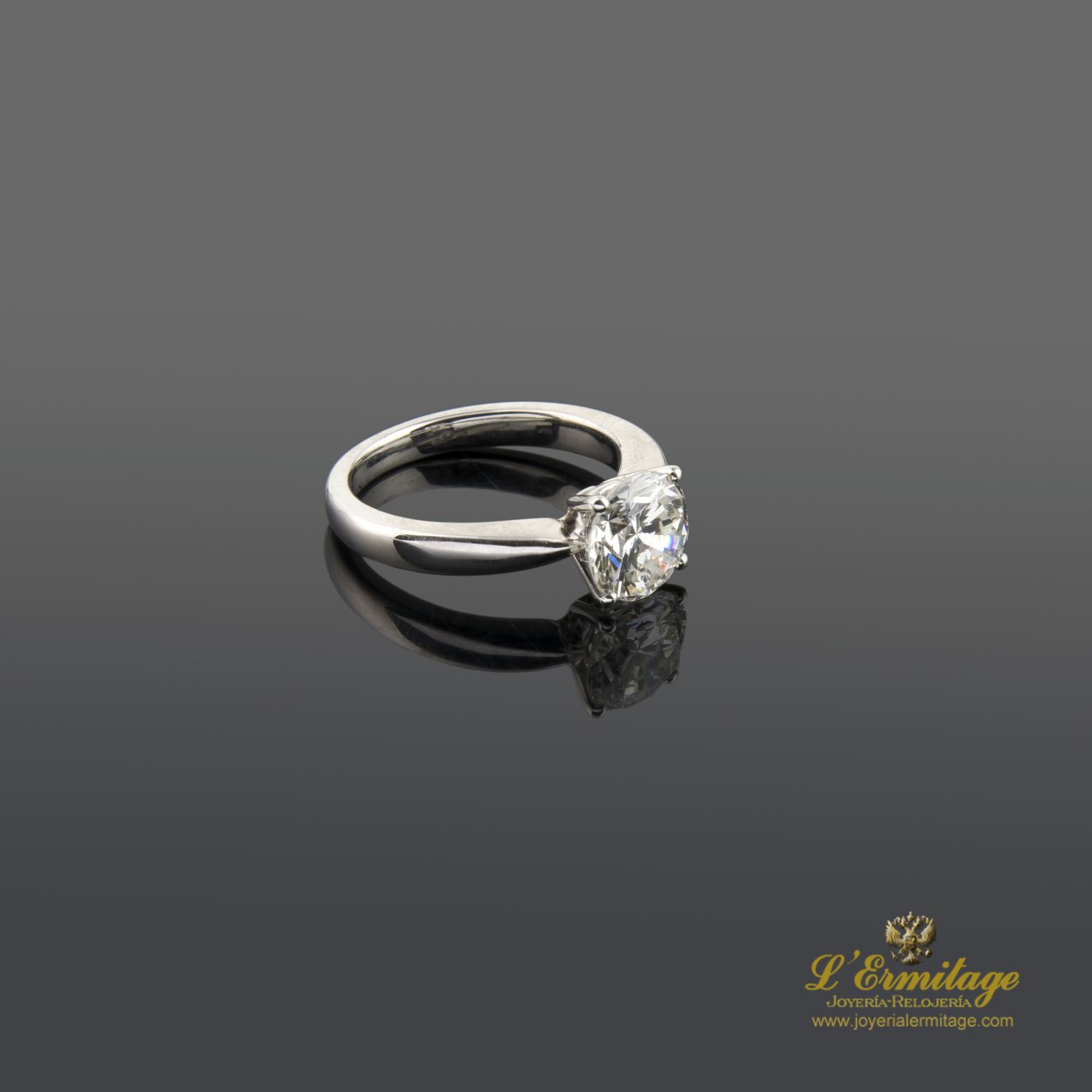 Sortija solitario oro blanco color h. Pureza vs1 y peso 2,03 cts.