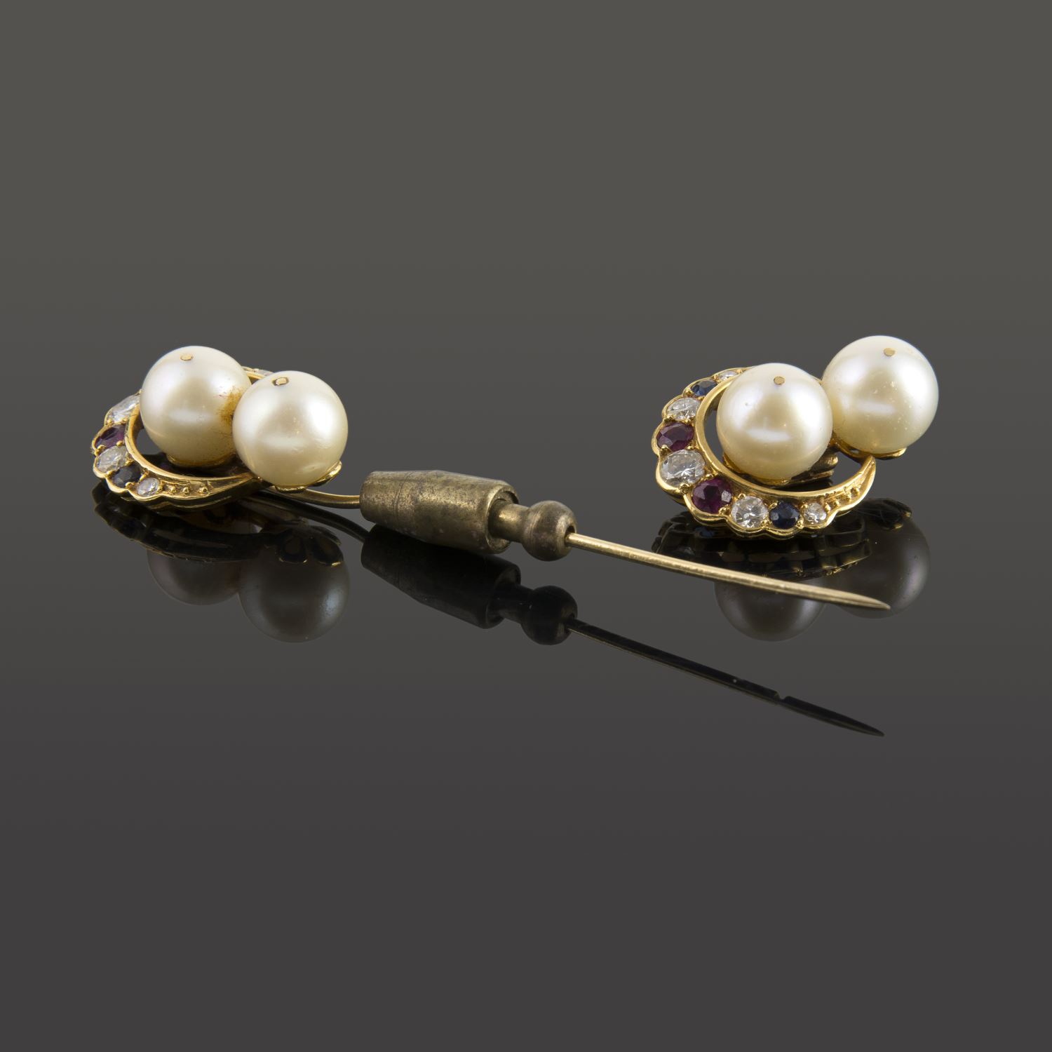 Broche-alfiler antiguo oro amarillo perlas rubíes zafiros y diamantes.