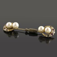 Broche-alfiler antiguo oro amarillo perlas rubíes zafiros y diamantes.