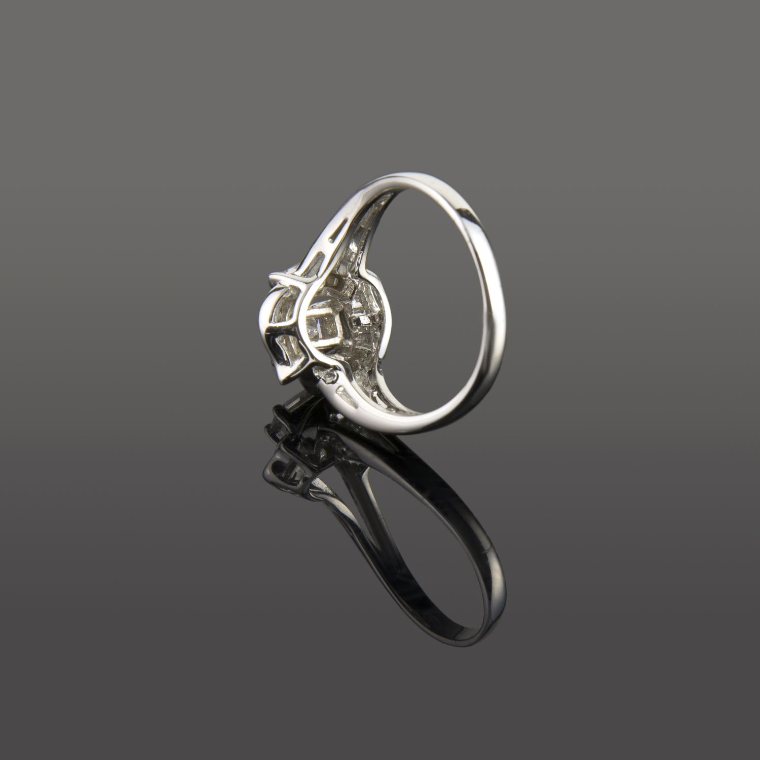 Sortija oro blanco y diamantes.