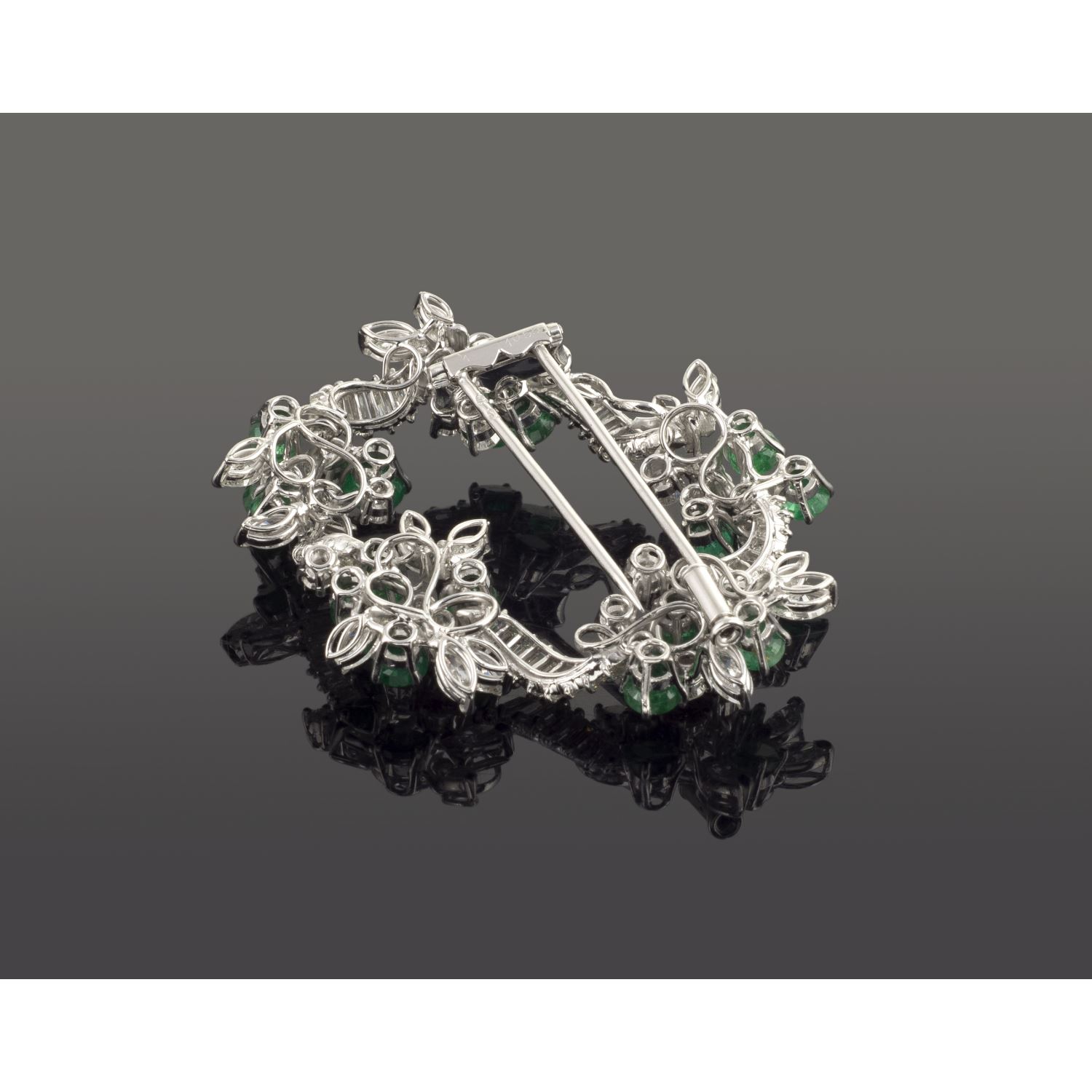 Broche-alfiler oro blanco esmeraldas y diamantes