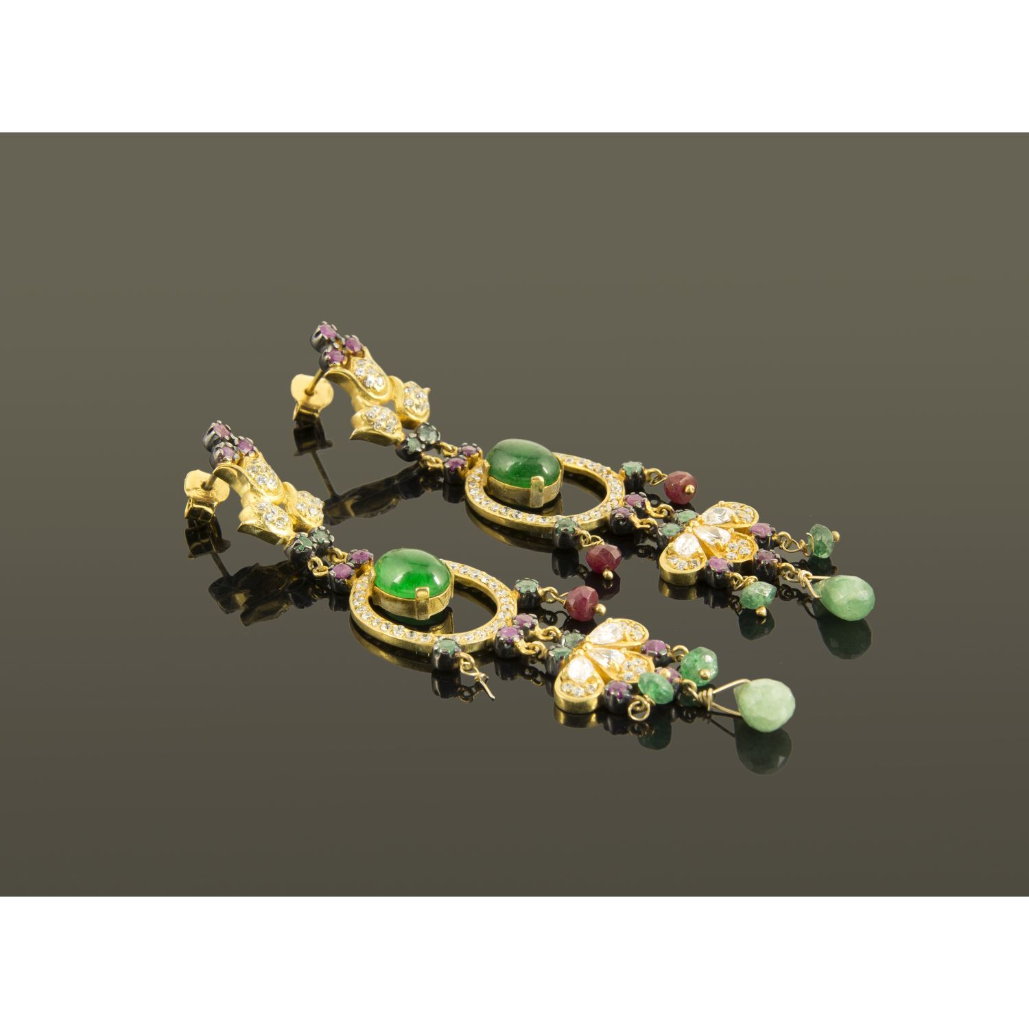 Pendientes colgantes de origen indio oro amarillo esmeraldas rubíes y diamantes