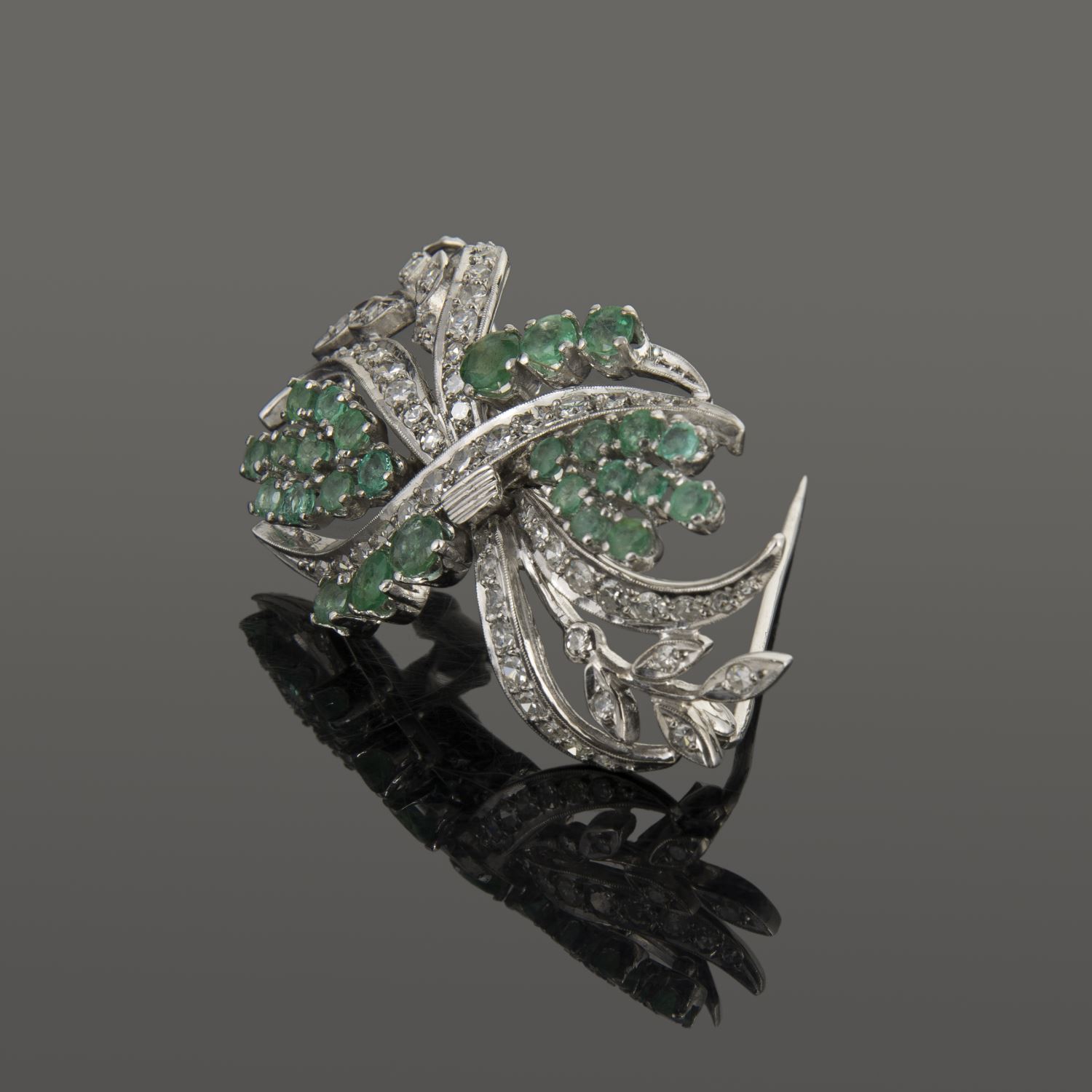 Broche-alfiler oro blanco esmeraldas y diamantes