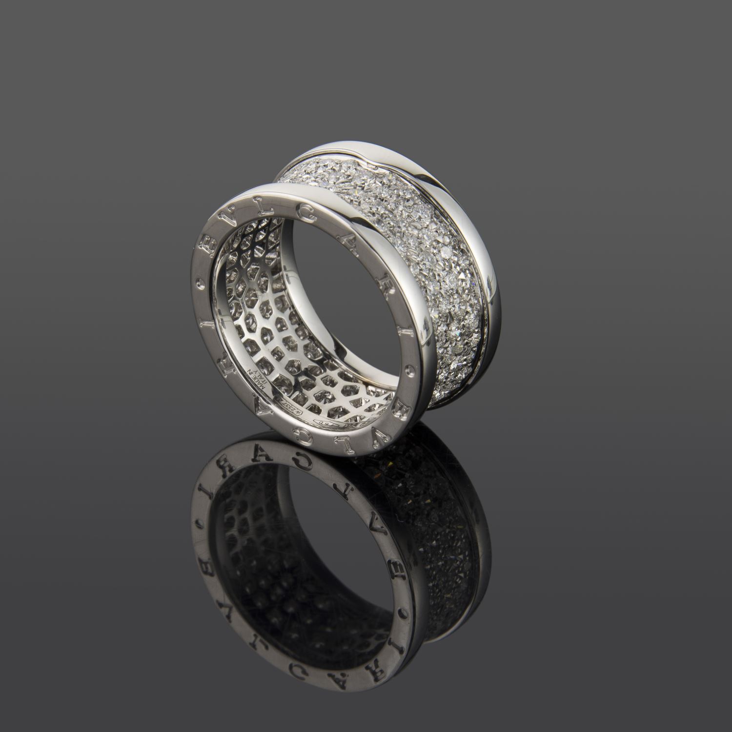 Anillo b.Zero1 en oro blanco de 18 qt con pavé de diamantes en la espiral. Talla nº: 59 