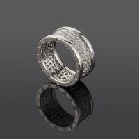 Anillo b.Zero1 en oro blanco de 18 qt con pavé de diamantes en la espiral. Talla nº: 59 