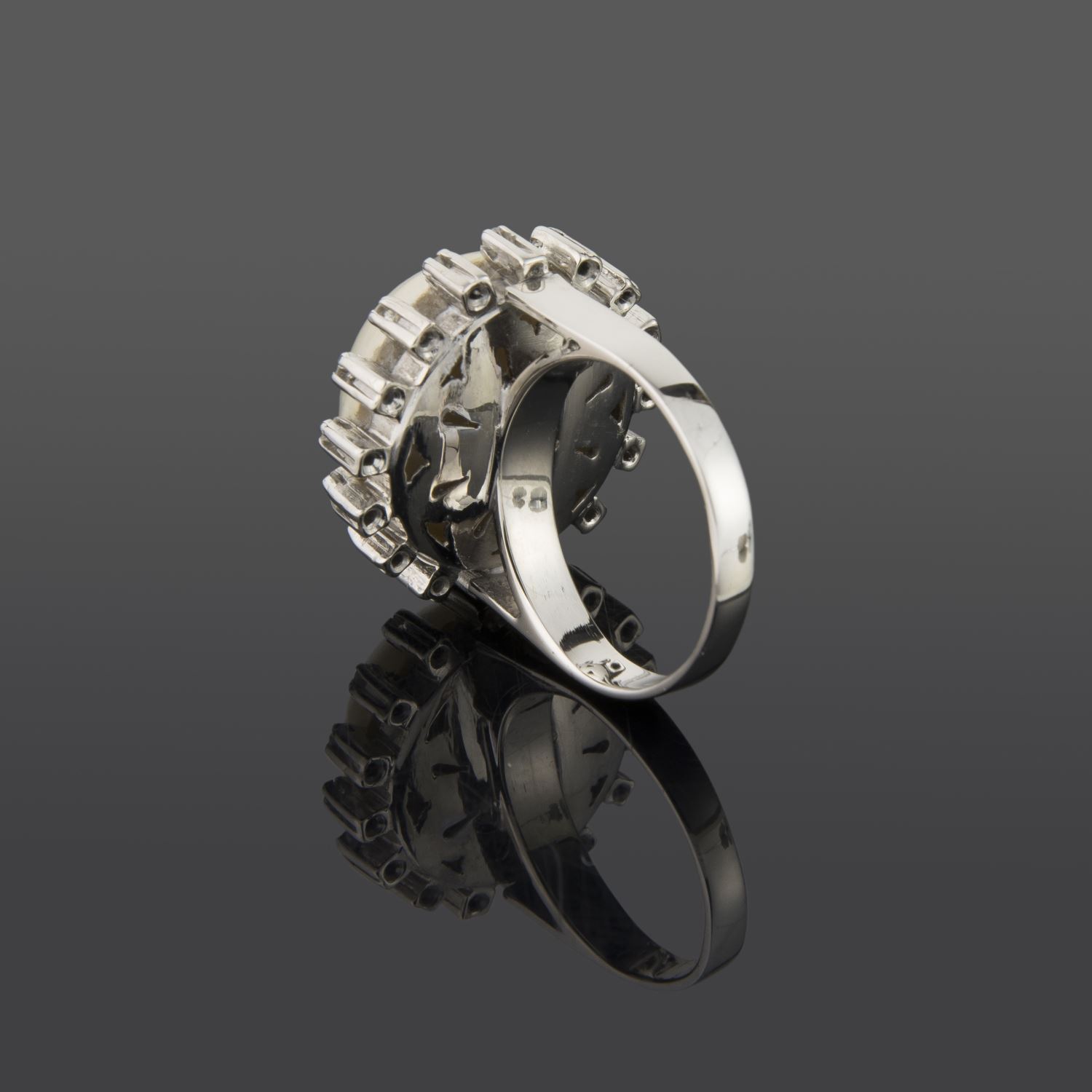 Sortija oro blanco media perla y diamantes