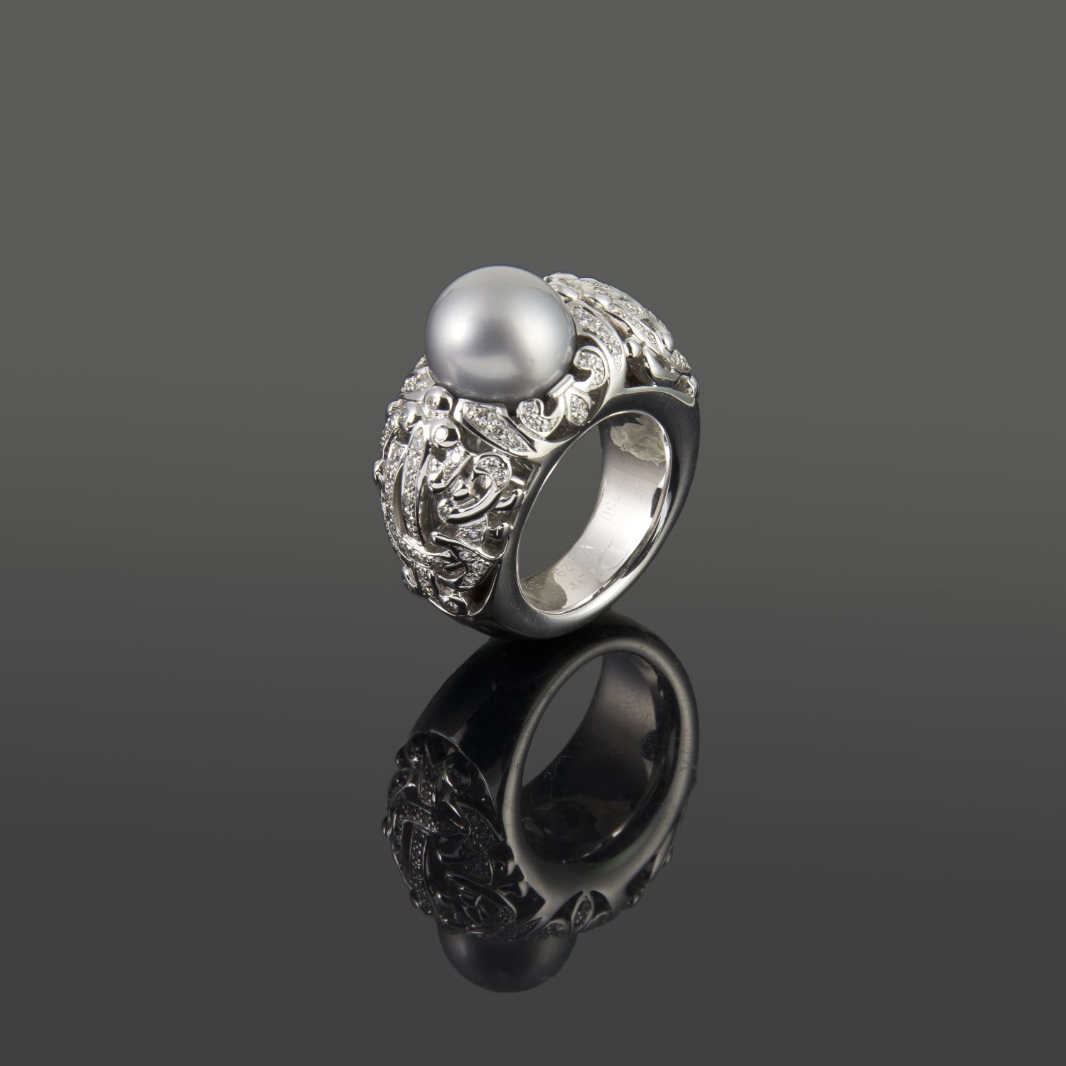 Sortija calada oro blanco perla negra y diamantes