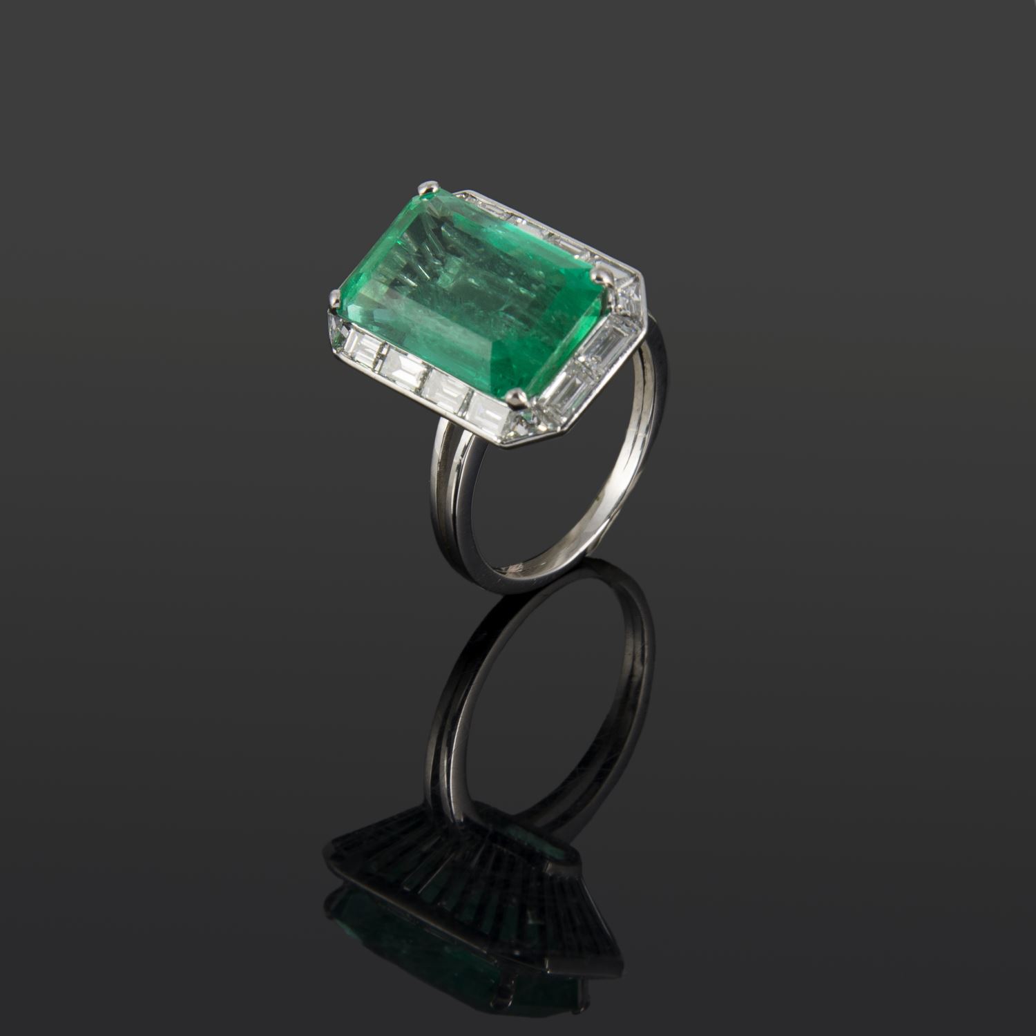 Sortija en oro blanco con esmeralda y diamantes naturales.