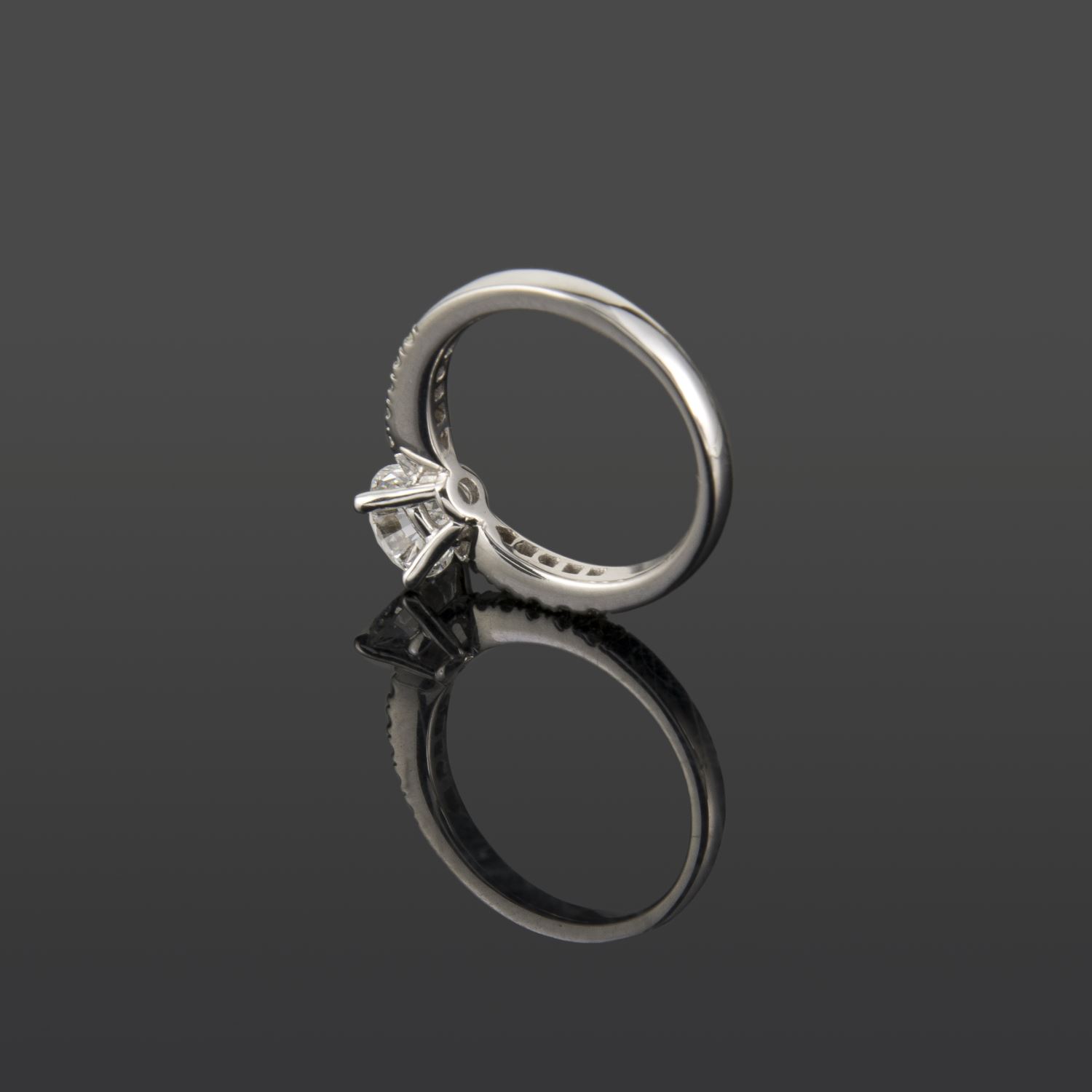 Sortija solitario oro blanco color e, pureza vvs1 y peso 1,05 cts.