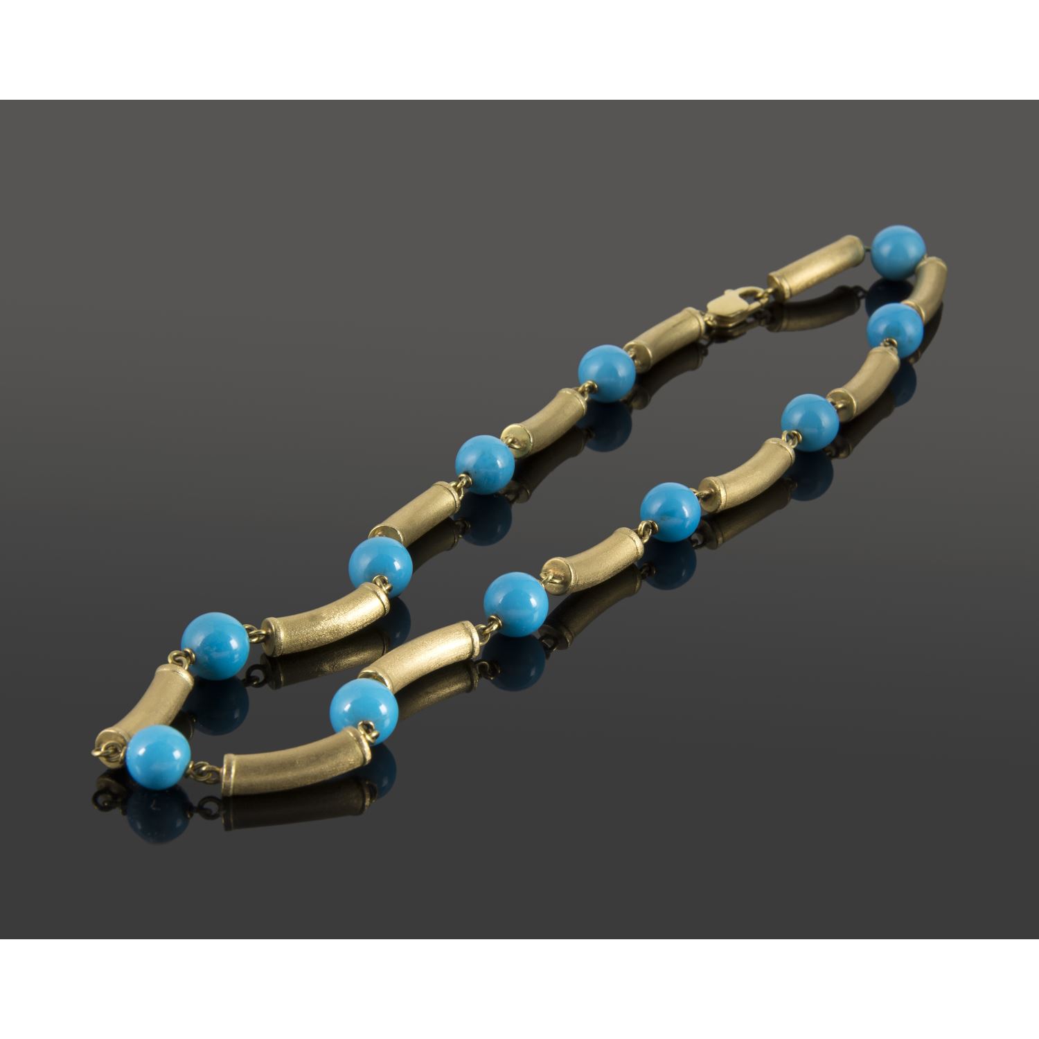 Gargantilla oro amarillo mate y turquesas. 40 Cm largo.