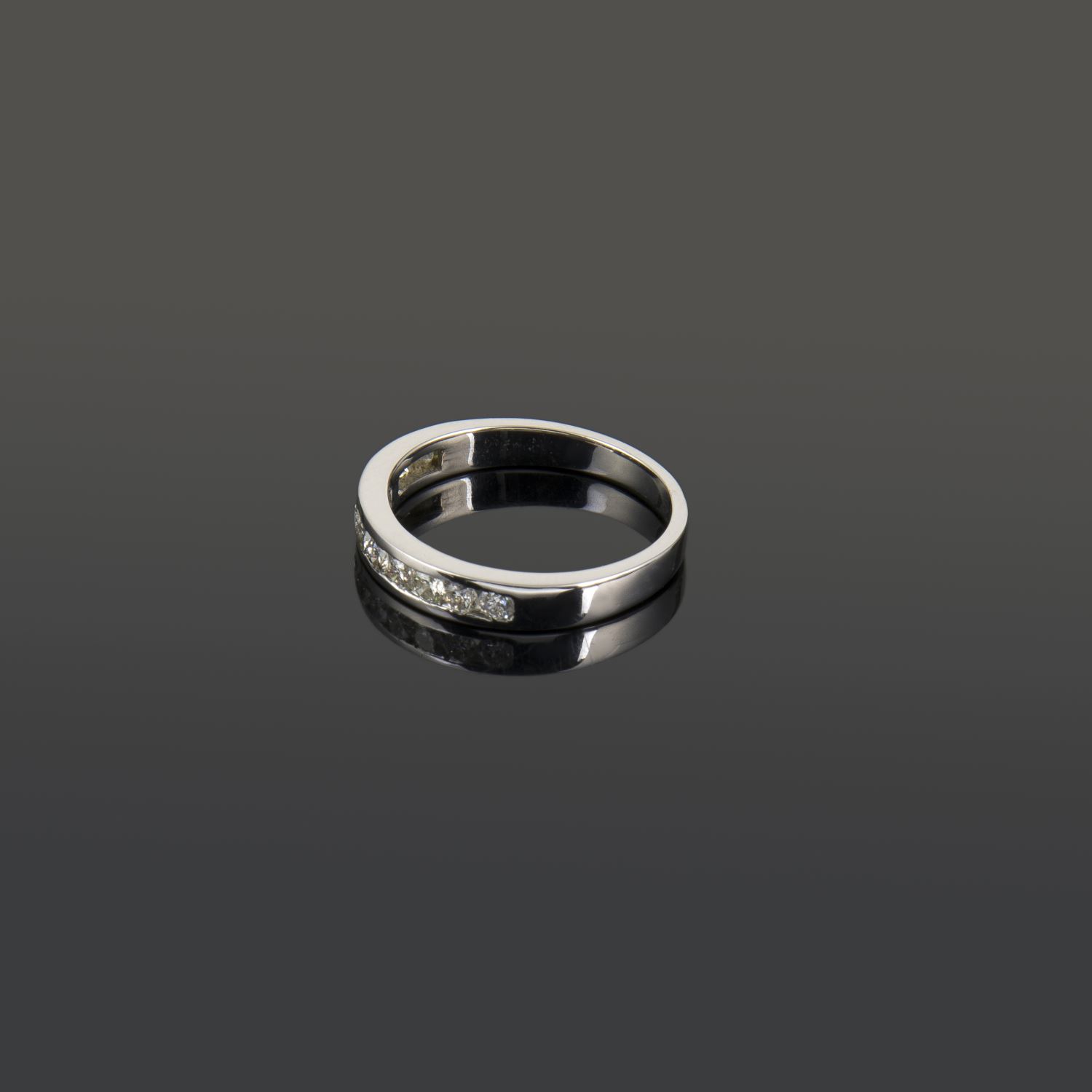 Sortija media alianza oro blanco y diamantes. Talla nº 13.